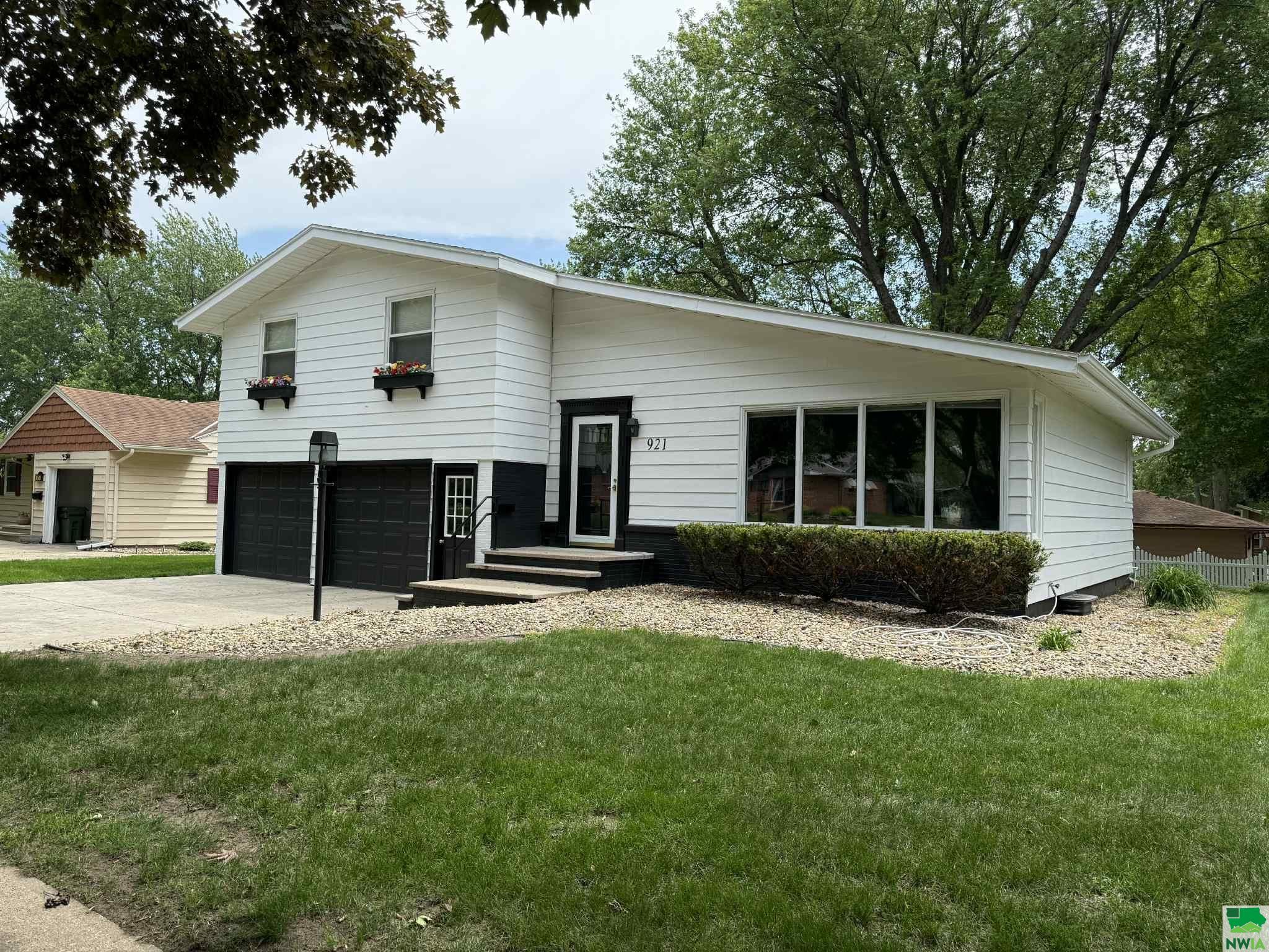 921 4th Street NE, Sibley, IA 51249 