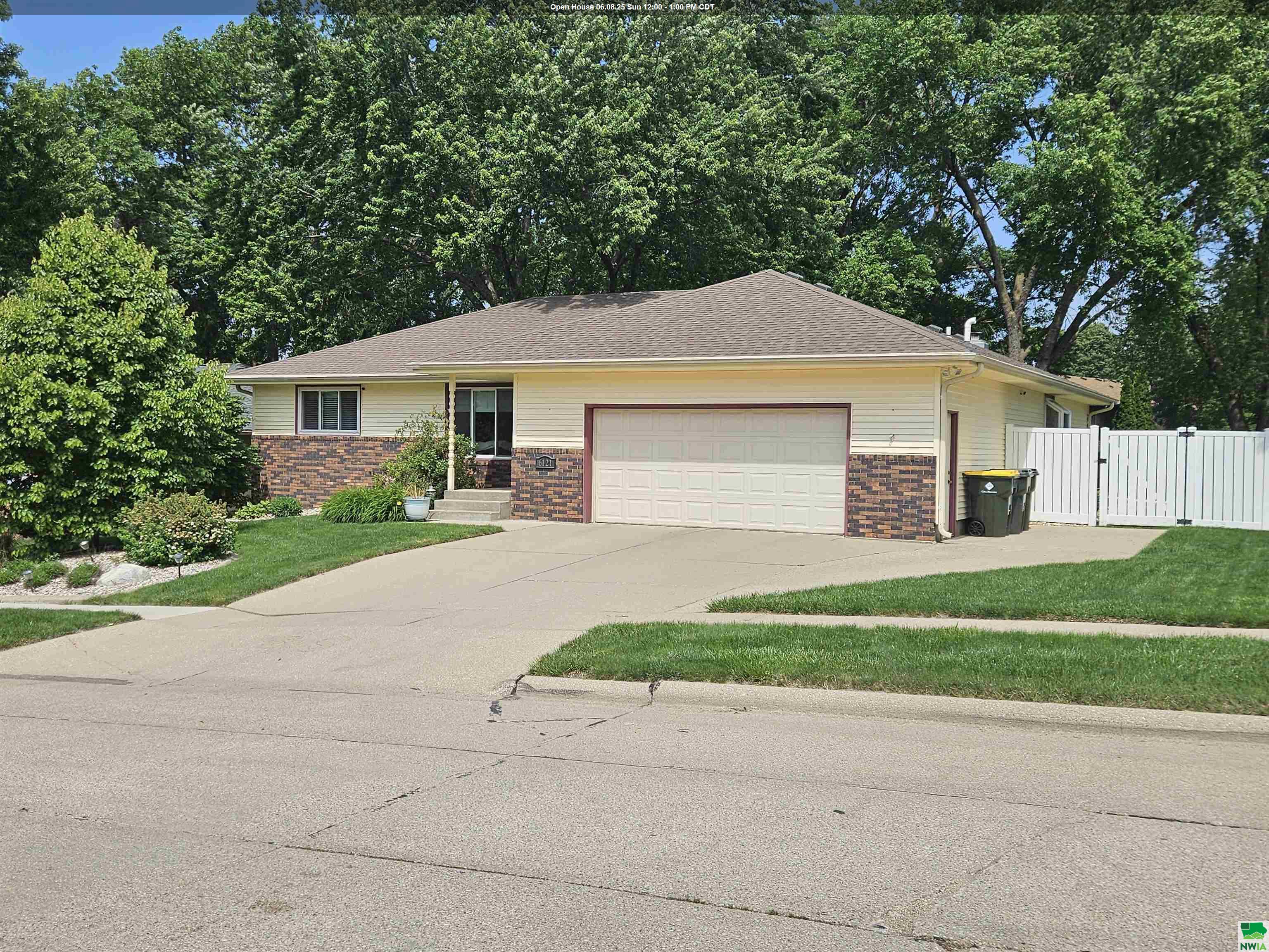 6121 Pine View Drive, Sioux City, IA 51106 