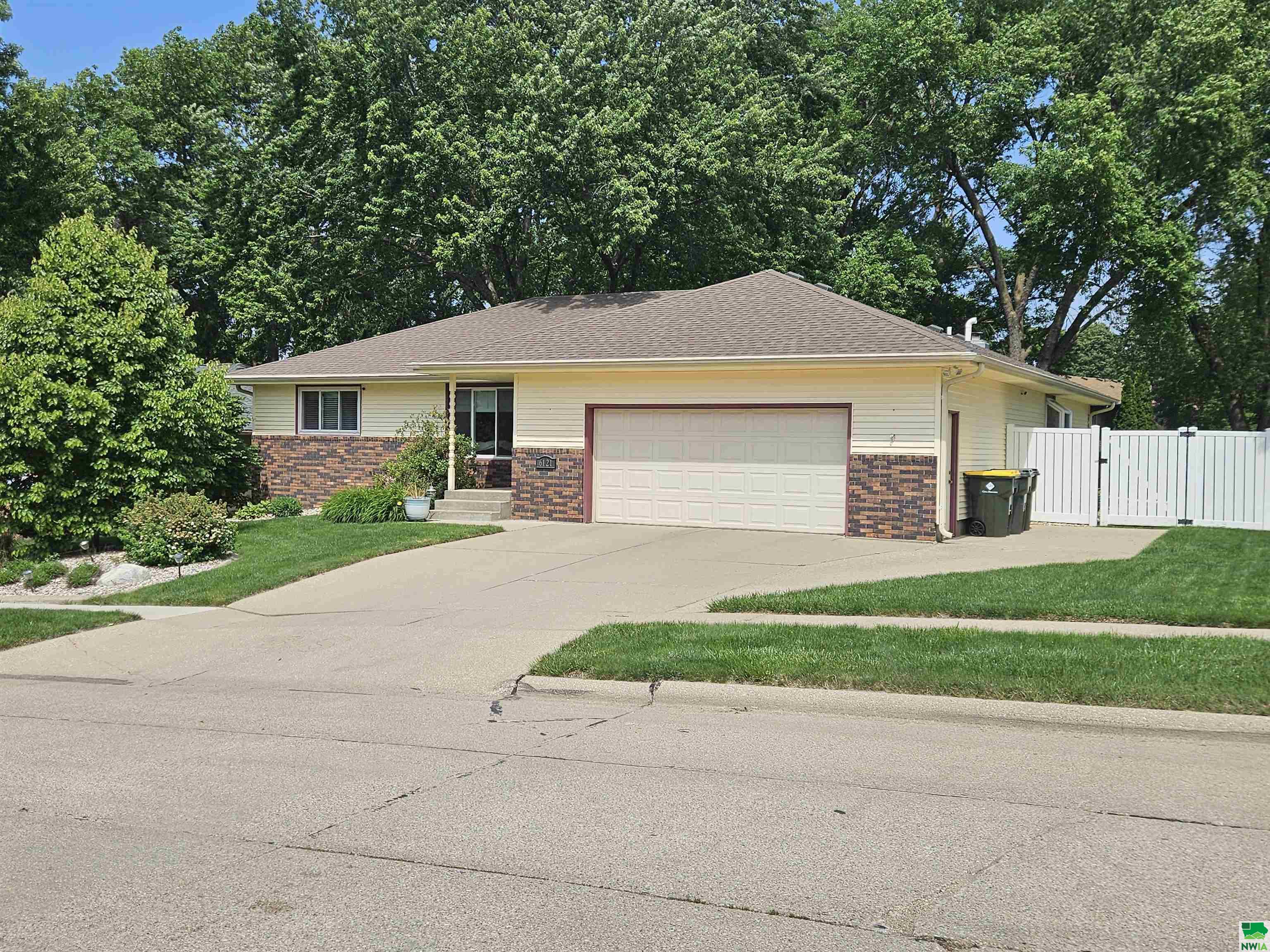 6121 Pine View Drive, Sioux City, IA 51106 