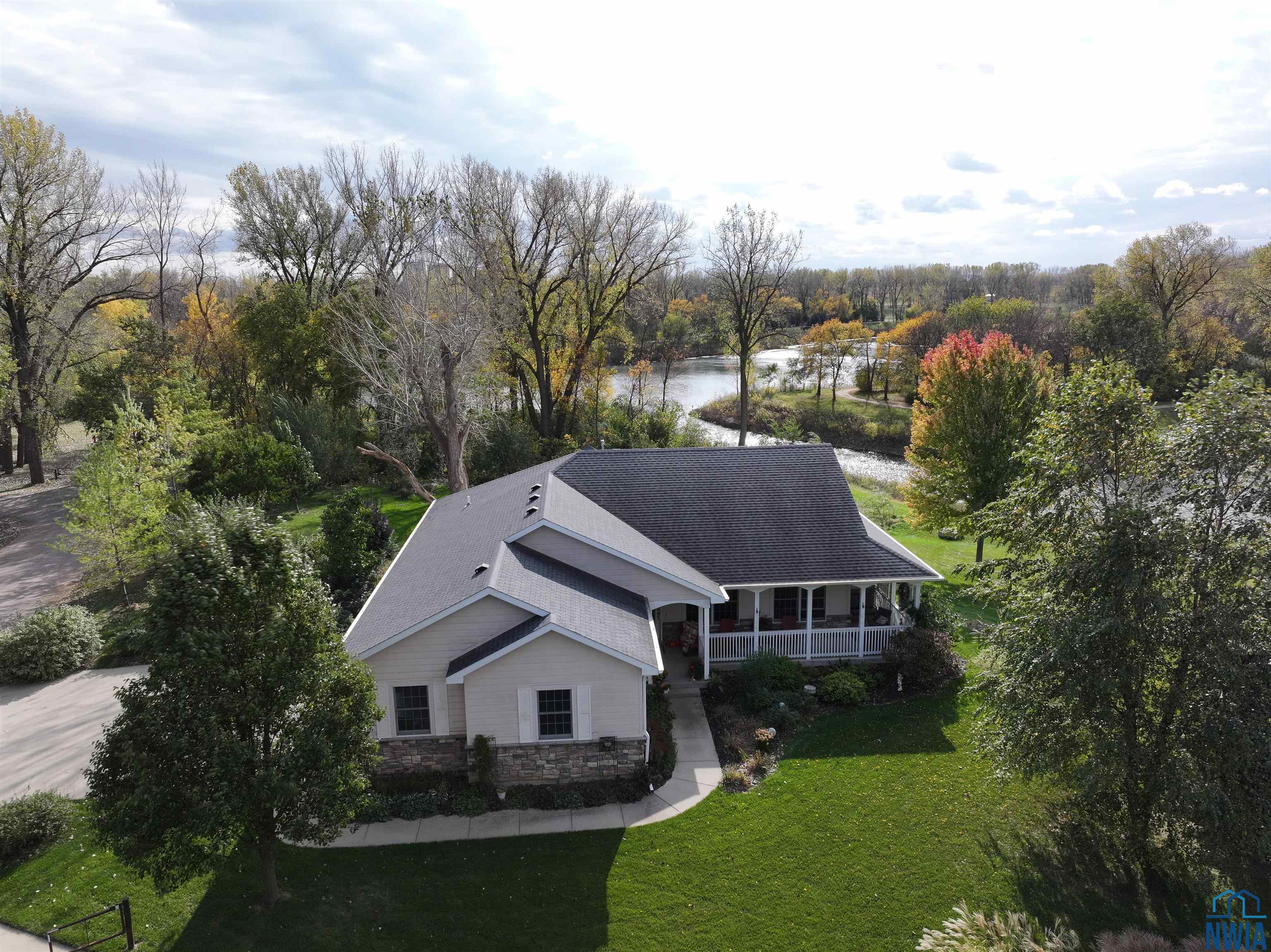 101 Shore Place Court, South Sioux City, NE 68776 