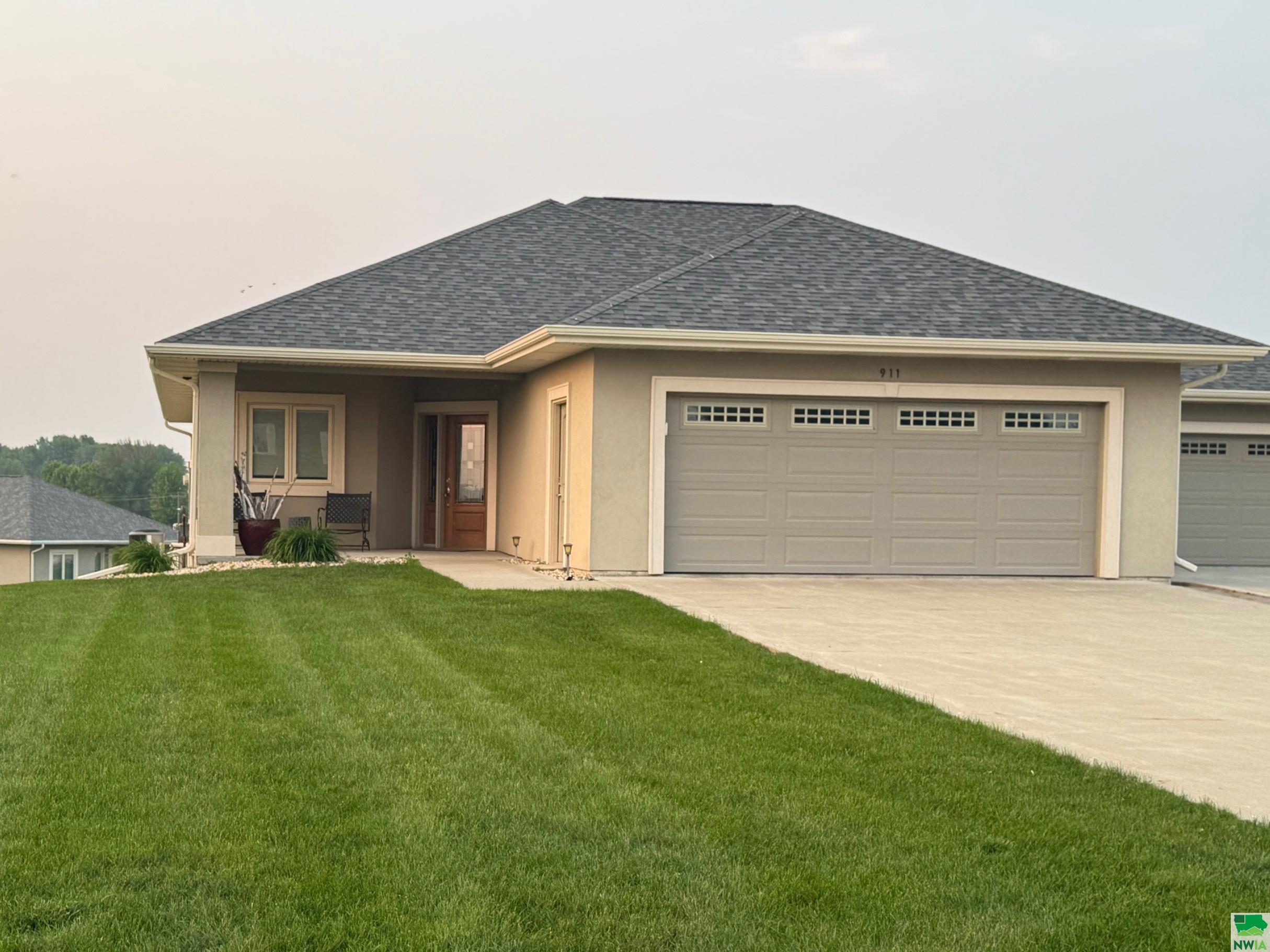 911 HOEVEN DR, Alton, IA 51003 