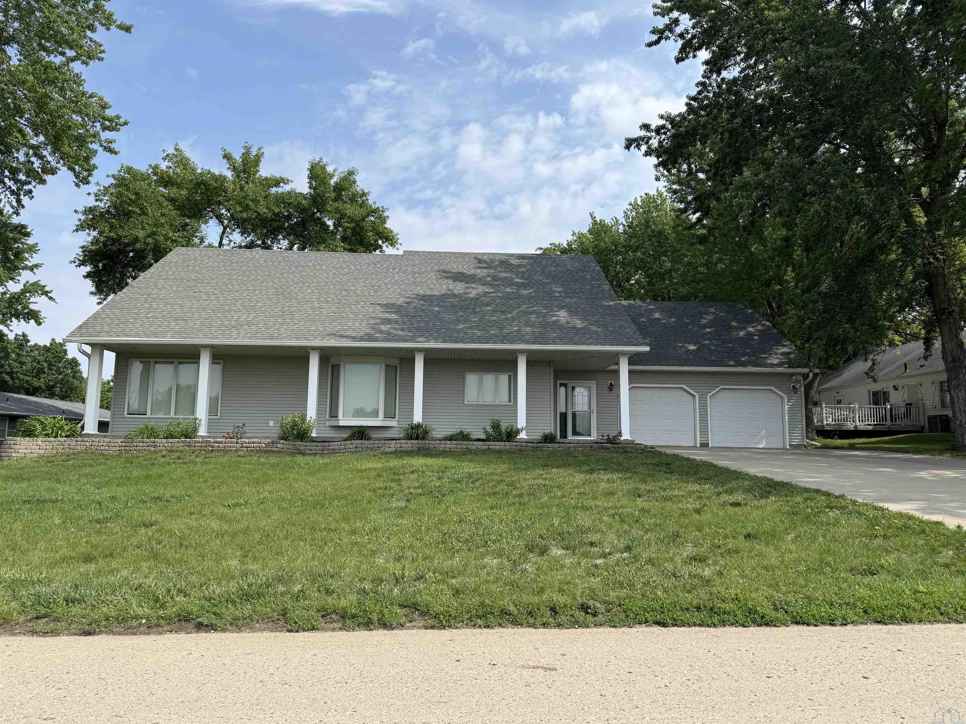 631 South St, Akron, IA 51001 