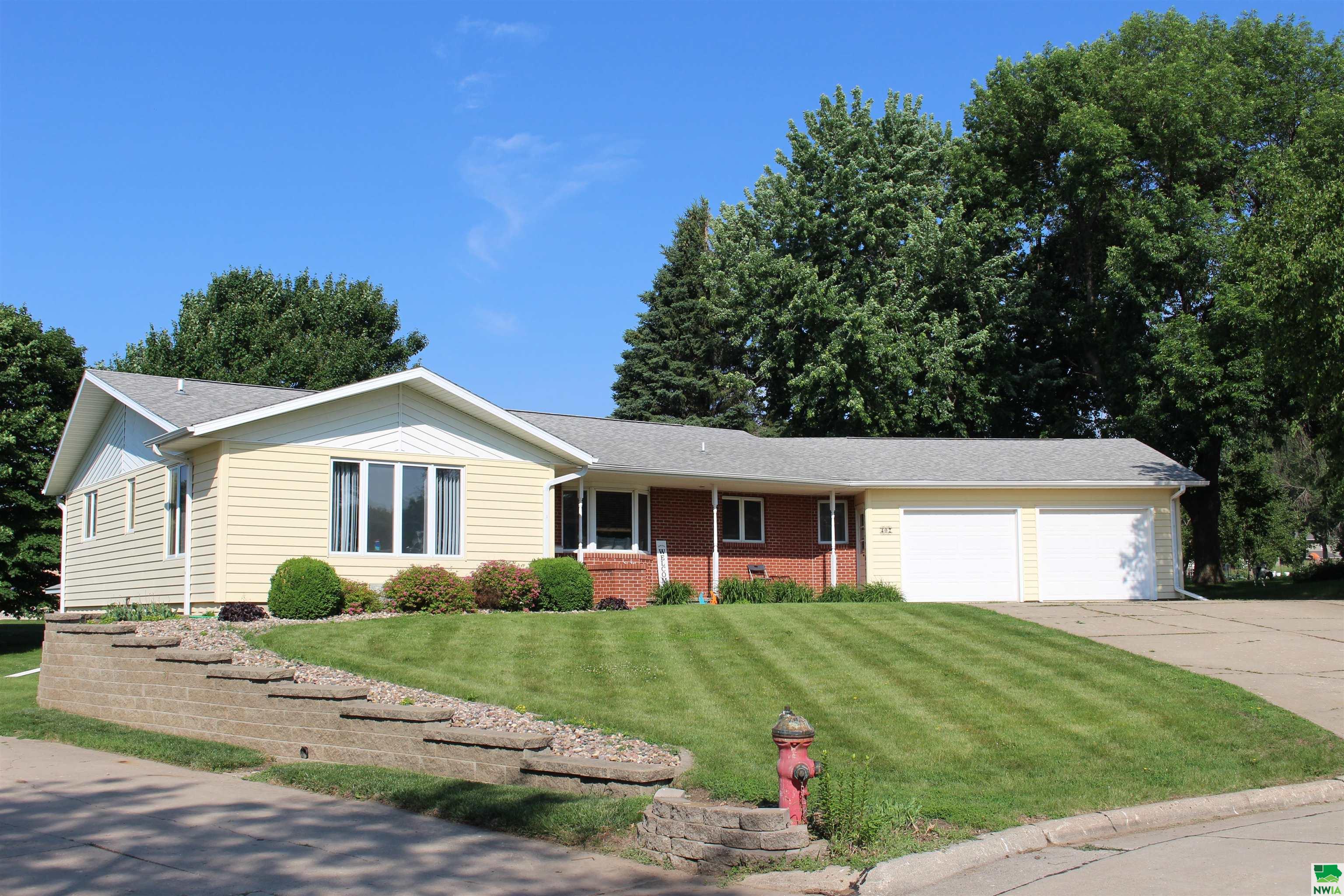 402 Amsterdam Dr SE, Orange City, IA 51041 