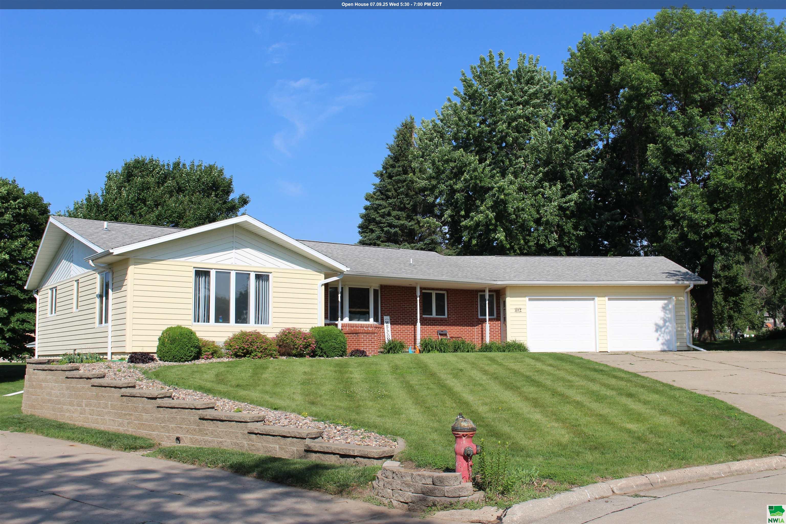 402 Amsterdam Dr SE, Orange City, IA 51041 