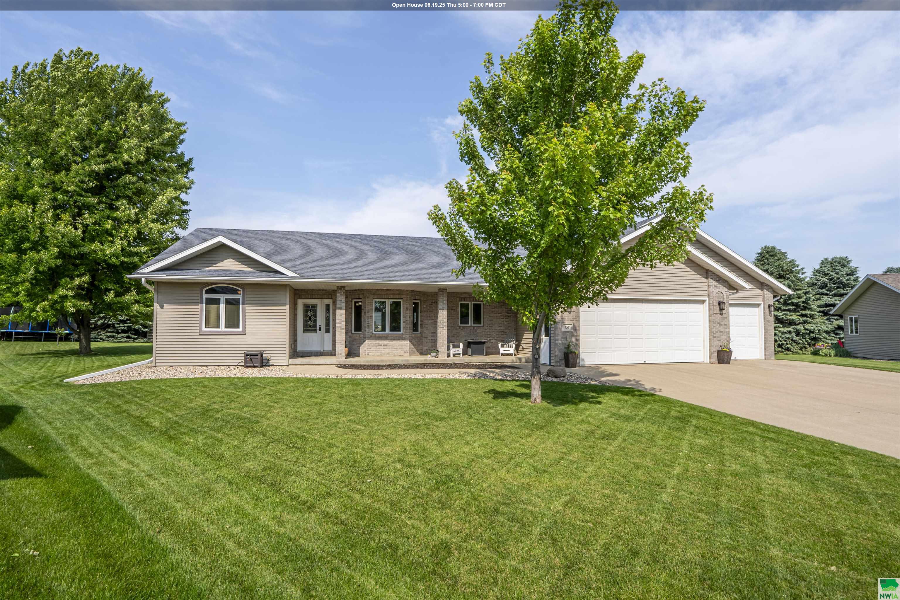 137 9th St Circle NE, Sioux Center, IA 51250 