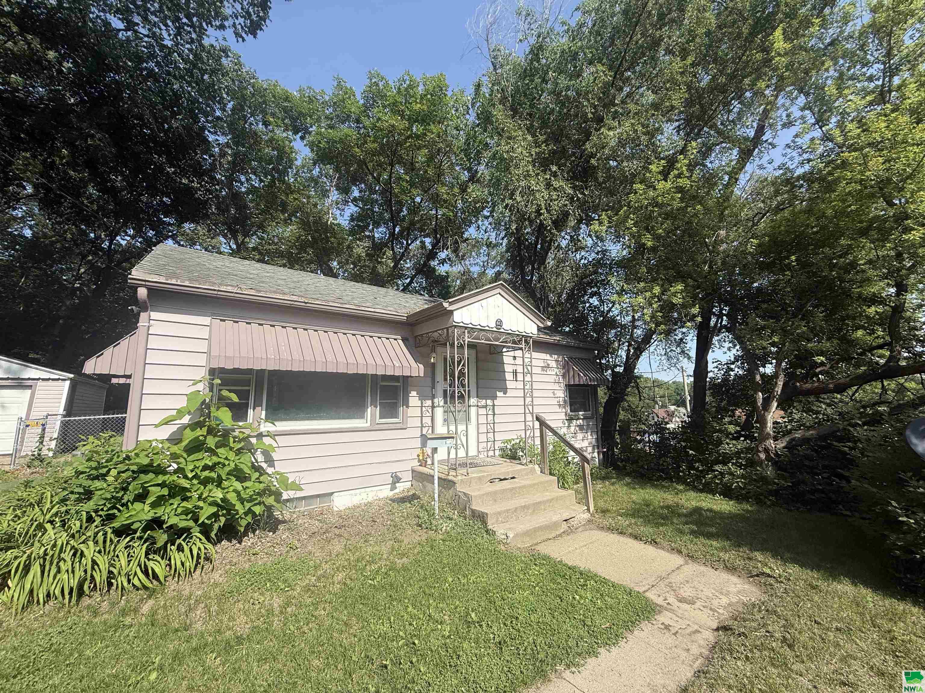 613 MYRTLE ST, Sioux City, IA 51103 