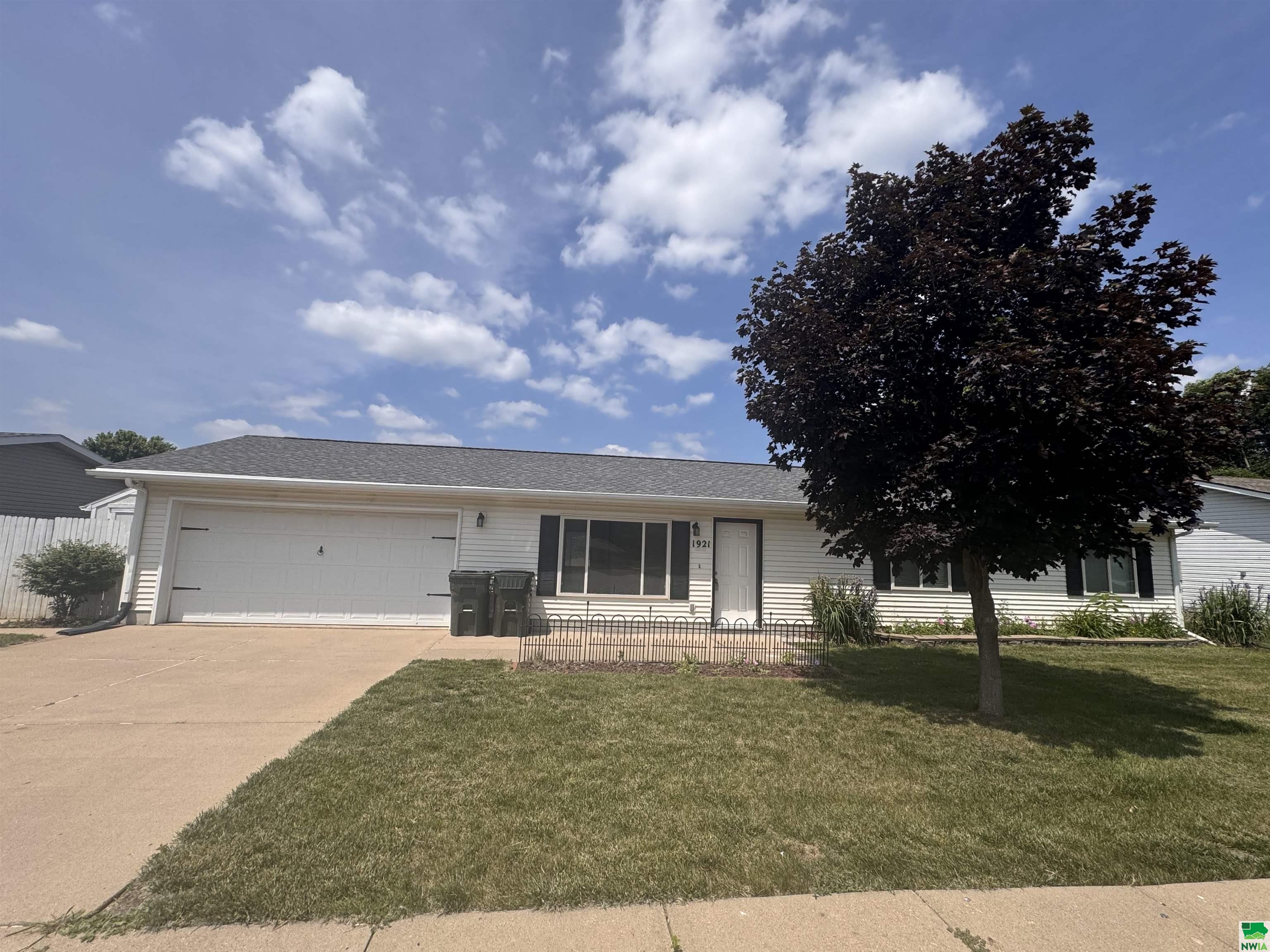 1921 Fairbanks St, Sioux City, IA 51109 
