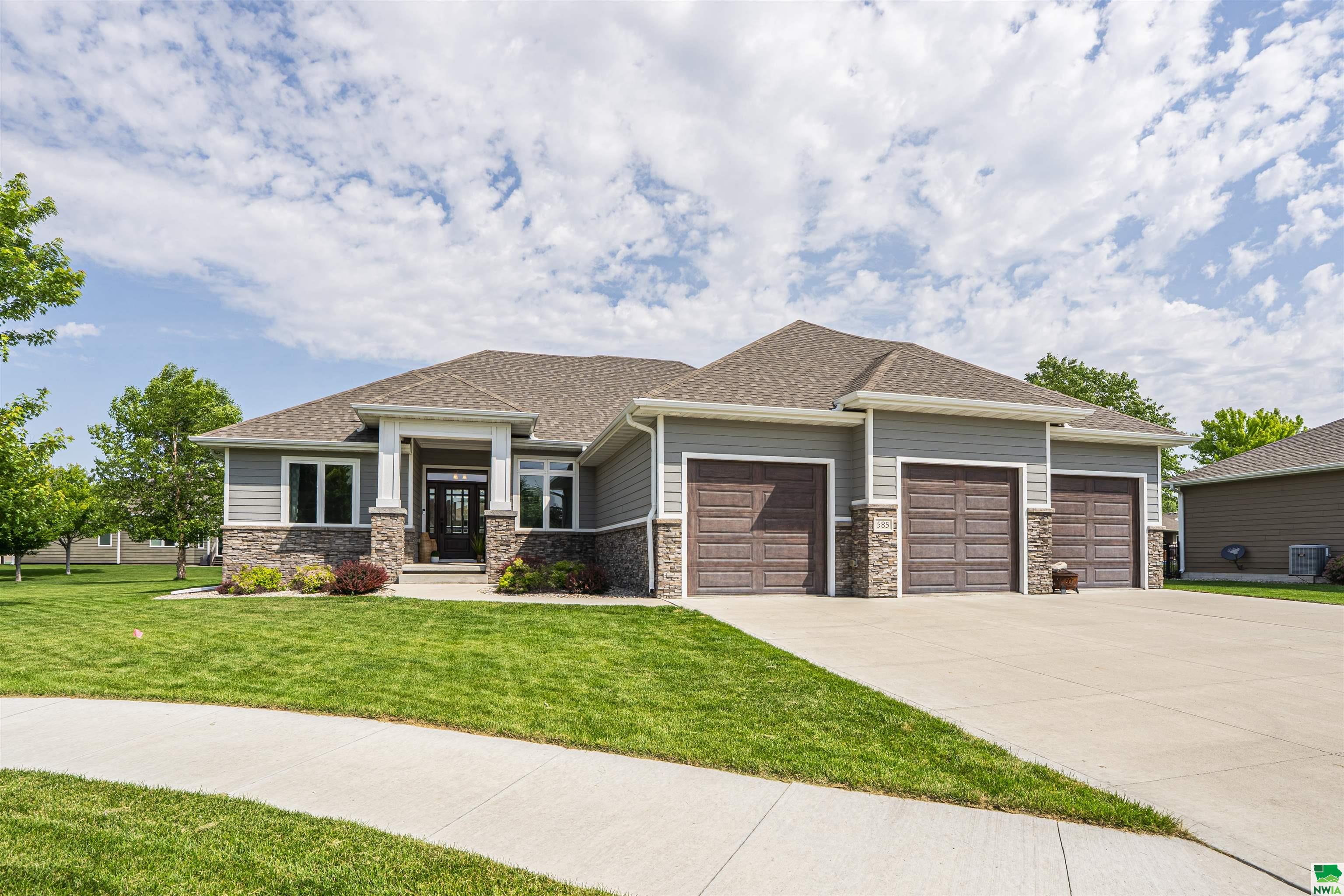 585 Sandstone Cr, Dakota Dunes, SD 57049 