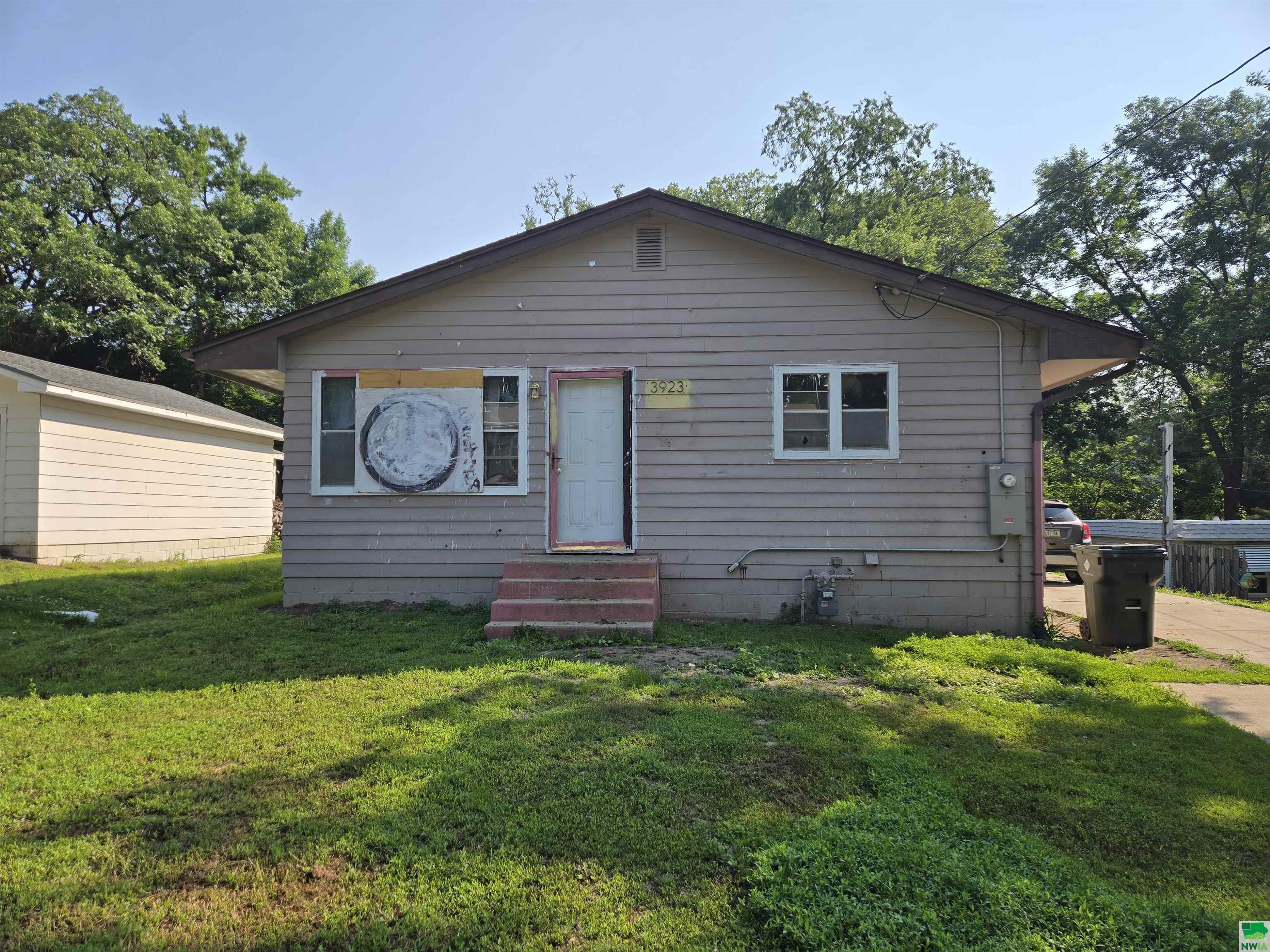 3923 Elmdale Ave, Sioux City, IA 51103 