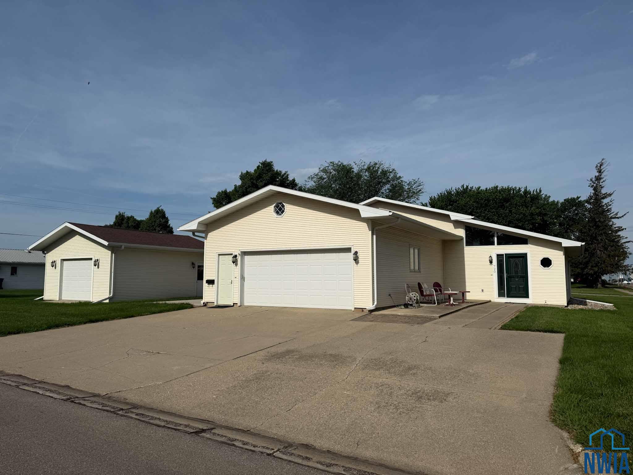 720 Garfield St						  						 , Granville						 , IA						  51022						  