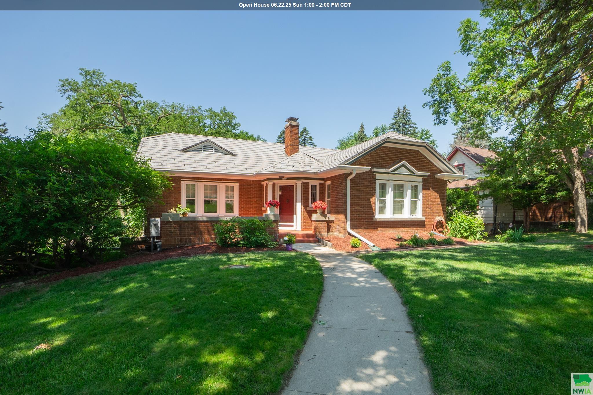 2403 SOLWAY ST E, Sioux City, IA 51104 