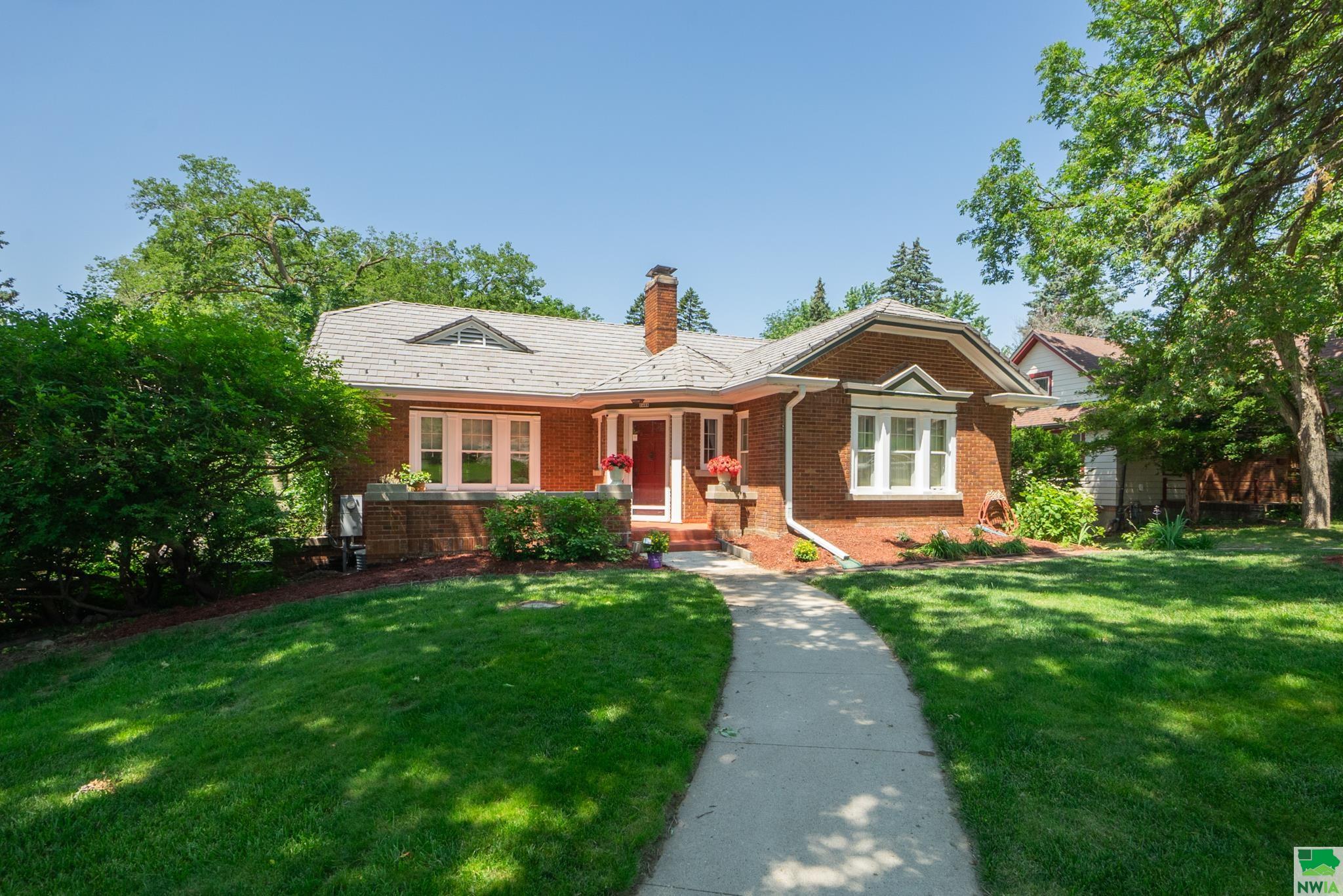 2403 SOLWAY ST E, Sioux City, IA 51104 