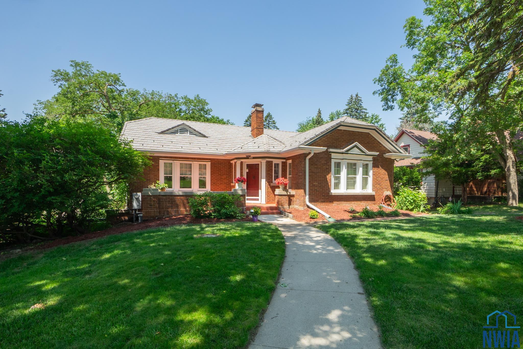 2403 SOLWAY ST E, Sioux City, IA 51104 