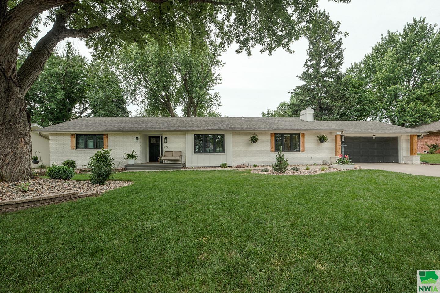 575 S Meadow Drive, Sioux Center, IA 51250 