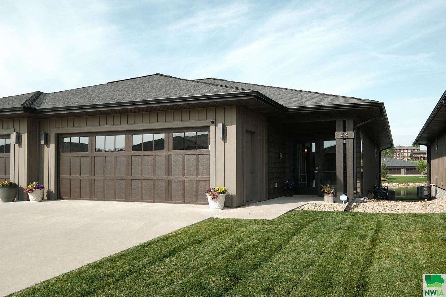 1351 13th Ave SE, Unit #44, Sioux Center, IA 51250 