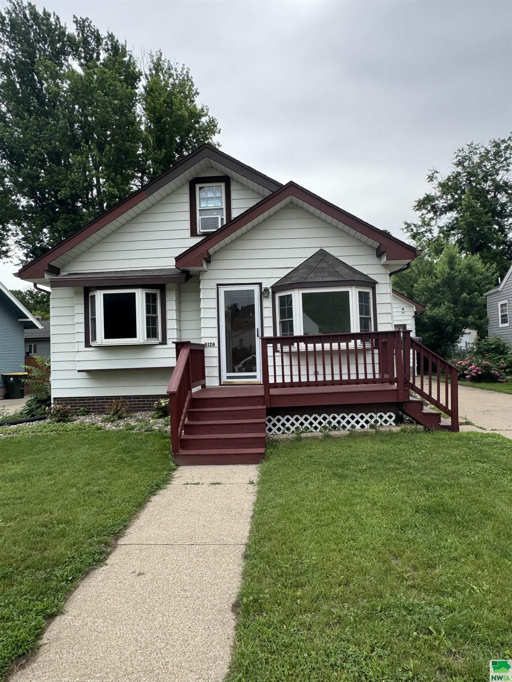 3126 Summit St, Sioux City, IA 51104 