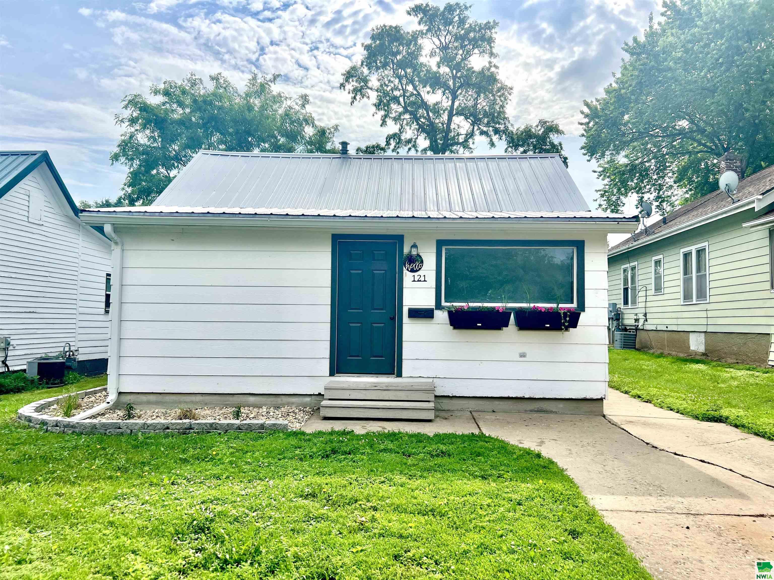 121 High, Vermillion, SD 57069 