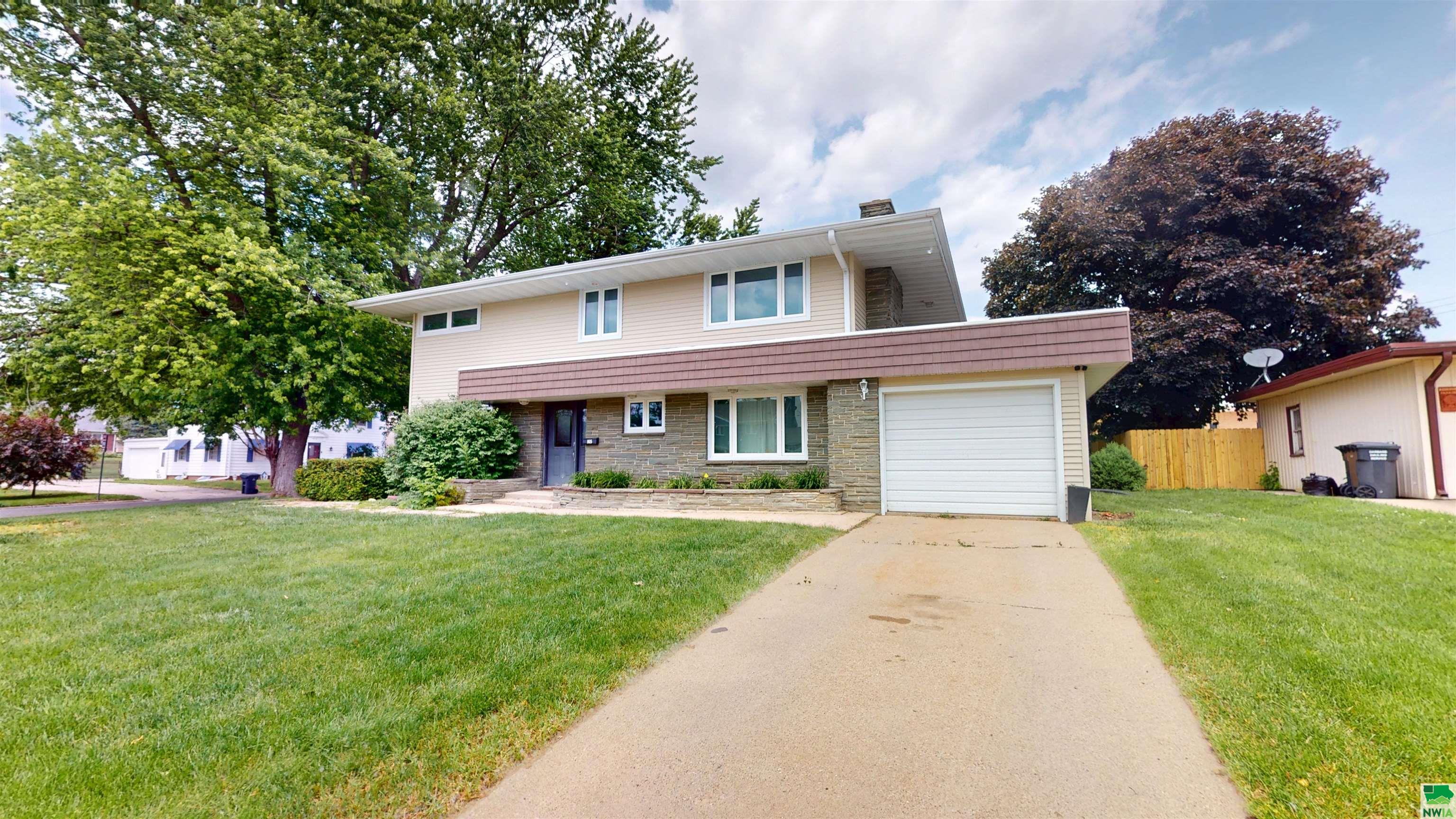 1615 SHOREWAY RD, Storm Lake, IA 50588 