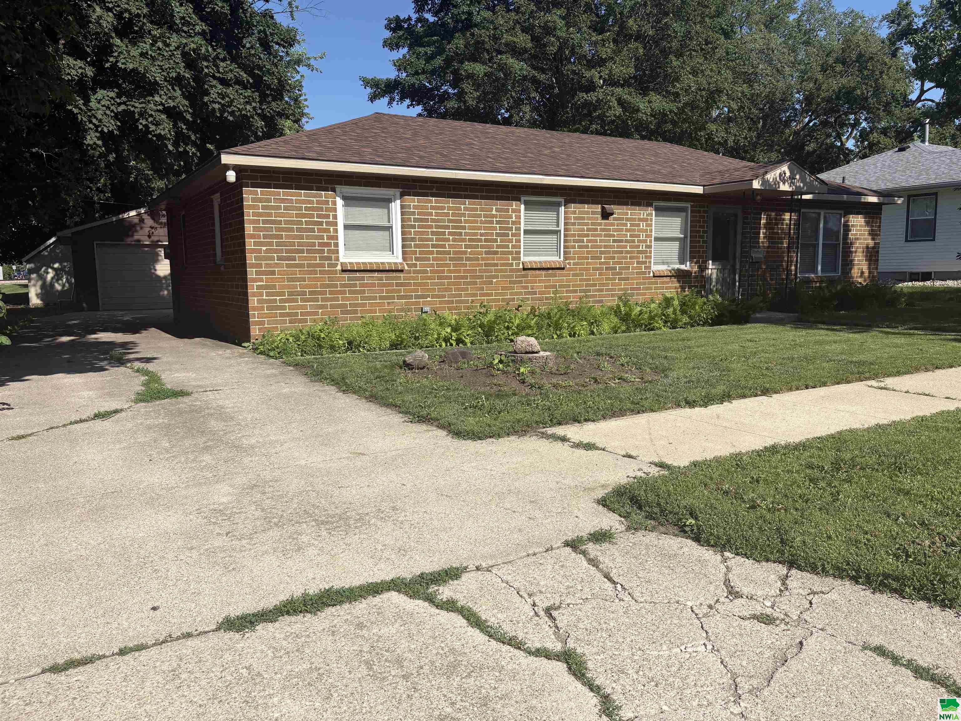 915 Pinecrest Dr, Storm Lake, IA 50588 