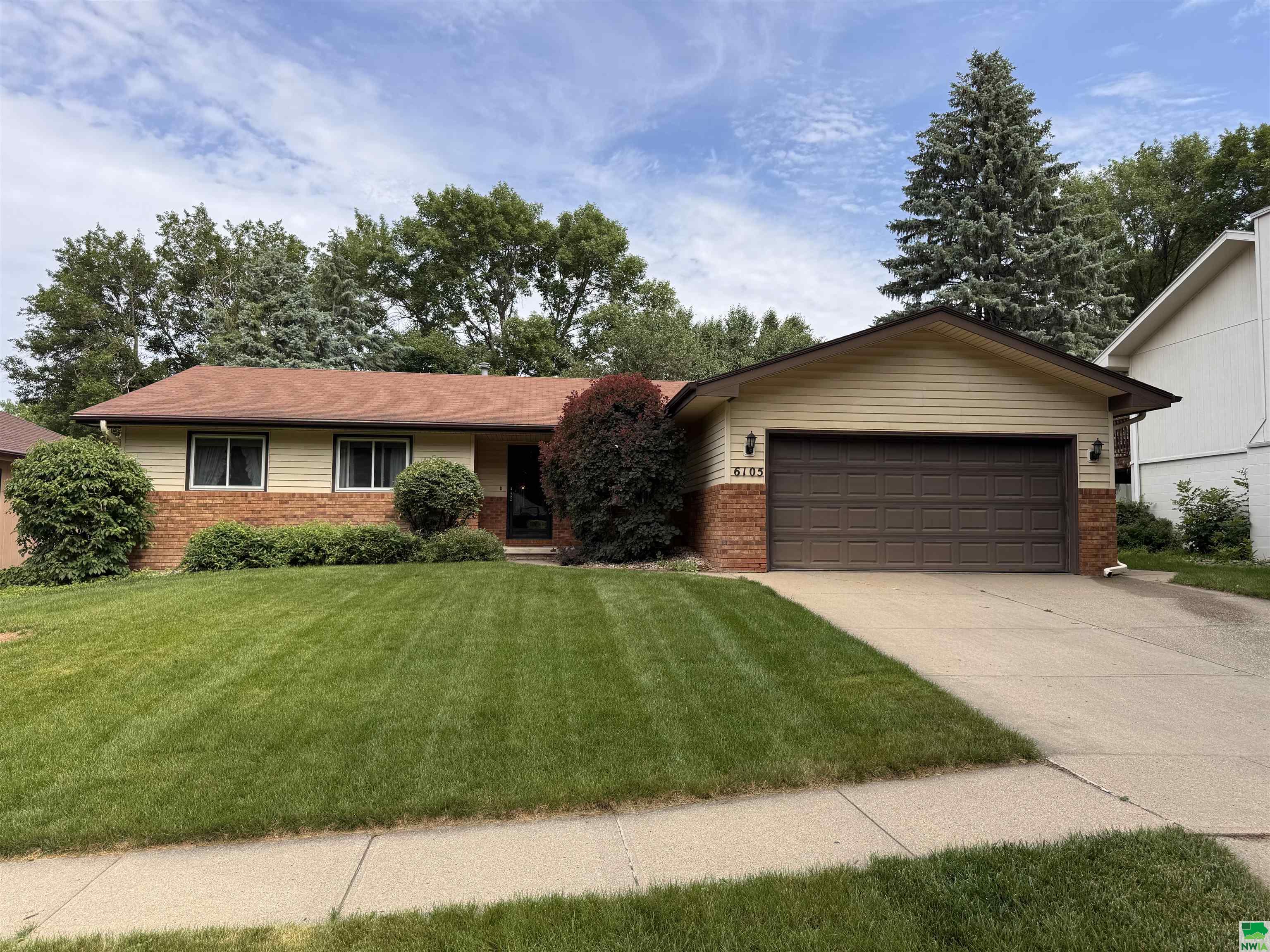6105 Pine View Dr, Sioux City, IA 51106 