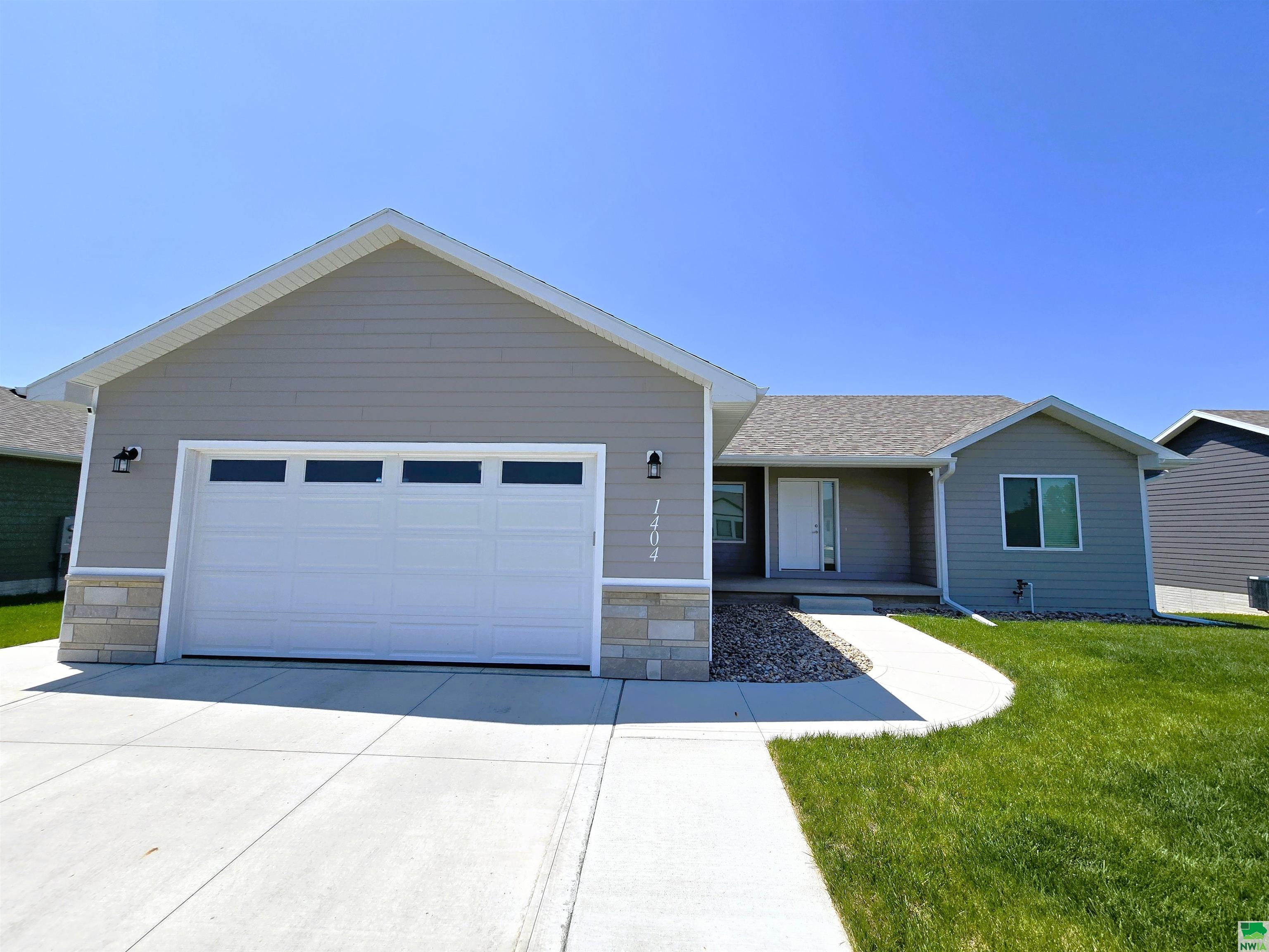 1404 Country Club Dr, Elk Point, SD 57025 