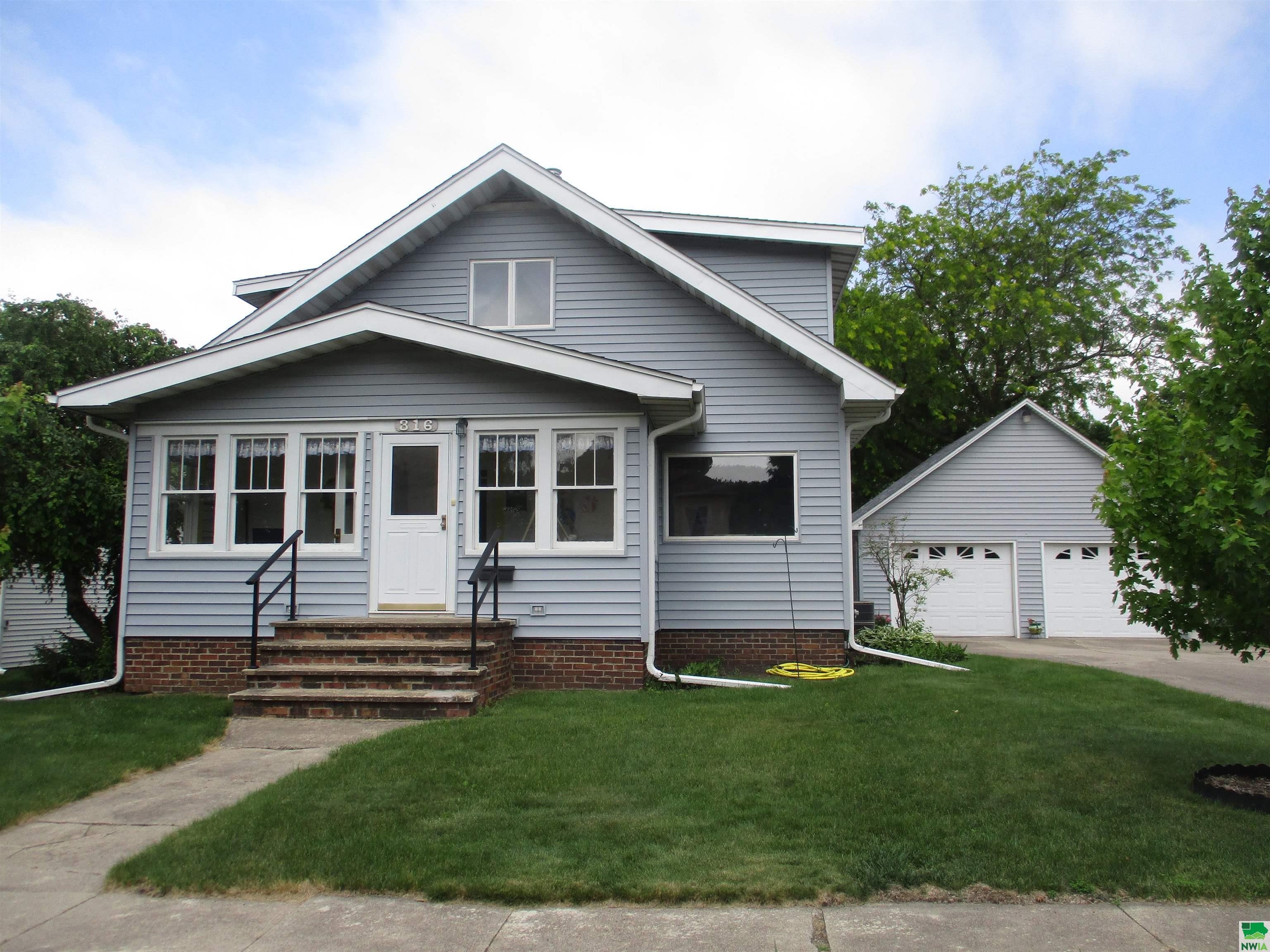 316 1st S, Laurens, IA 50554- 