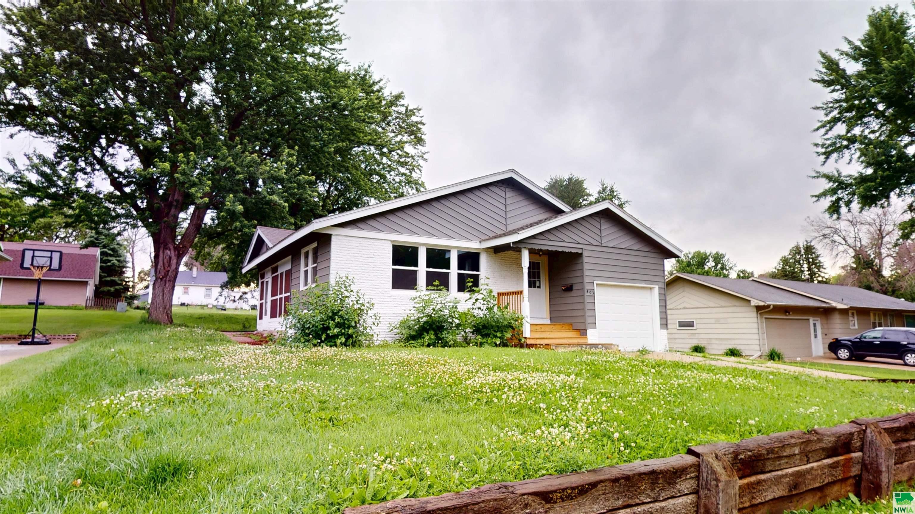 403 2ND AVE SE, Sioux Center, IA 51250 