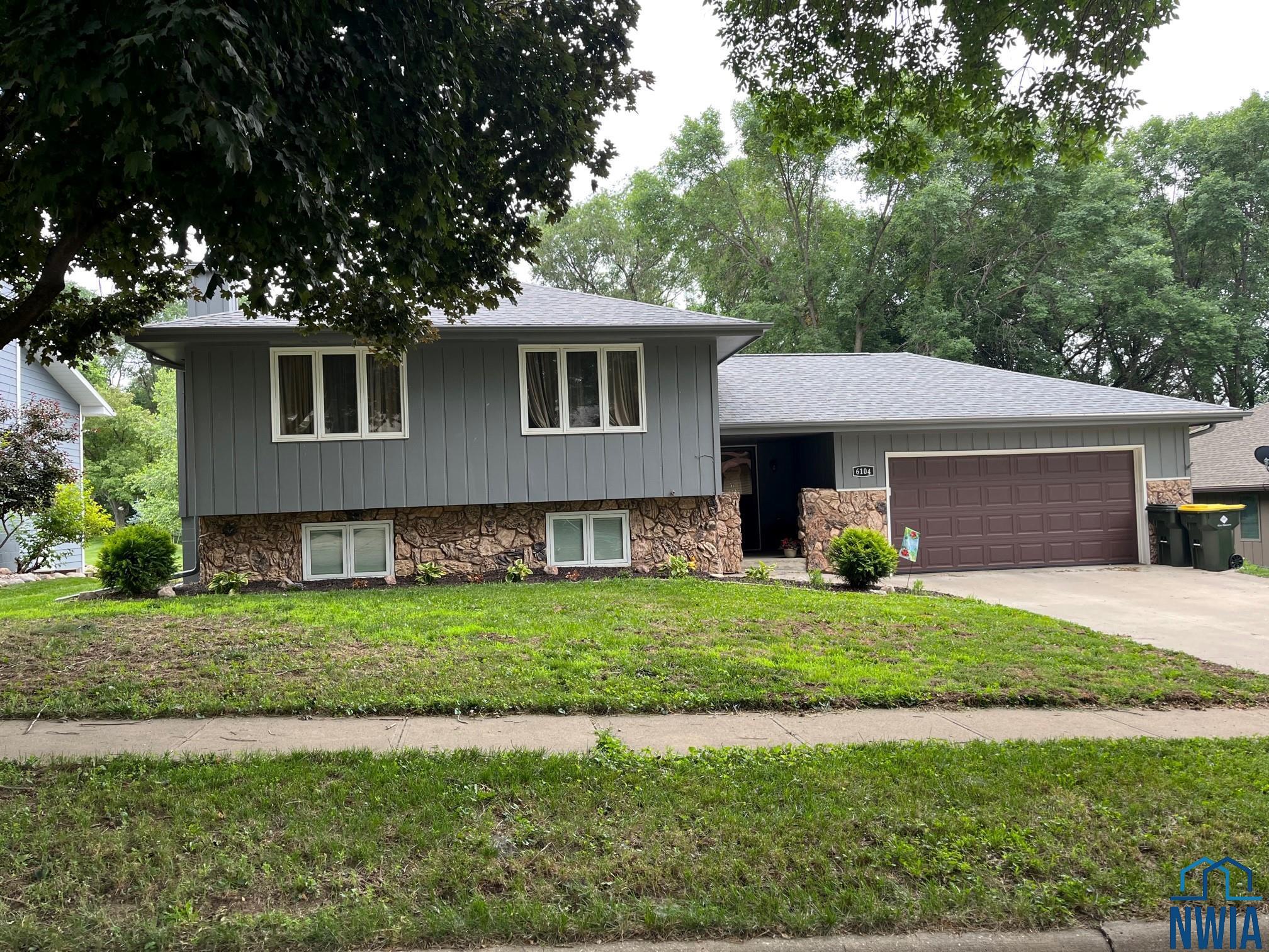 6104 Pine View Dr, Sioux City, IA 51106 