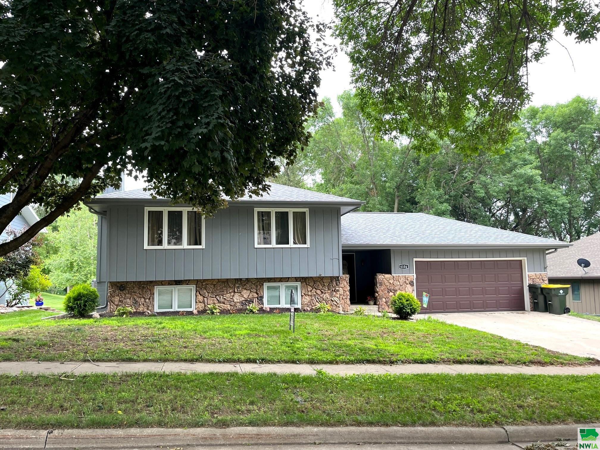 6104 Pine View Dr, Sioux City, IA 51106 