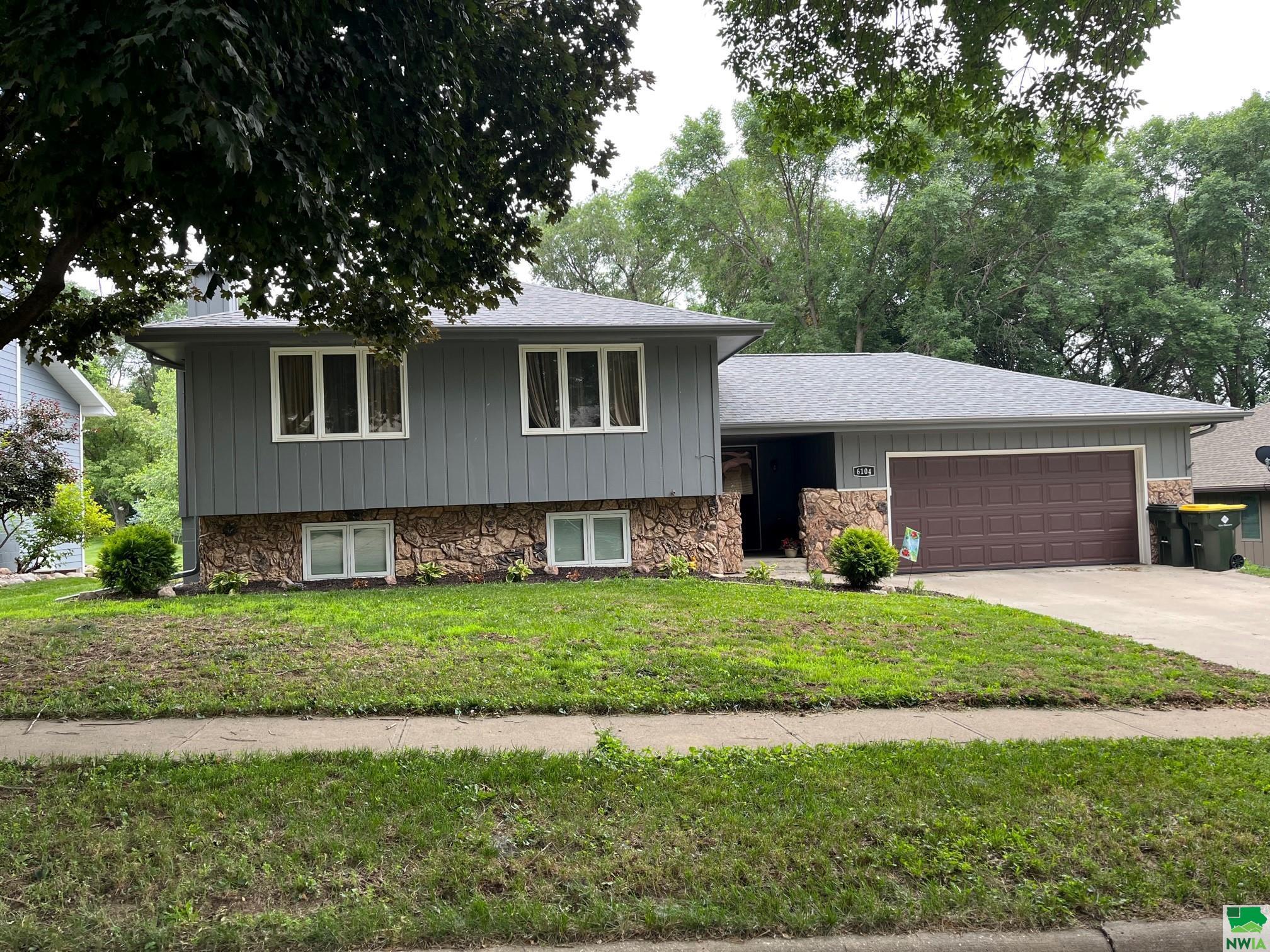 6104 Pine View Dr, Sioux City, IA 51106 