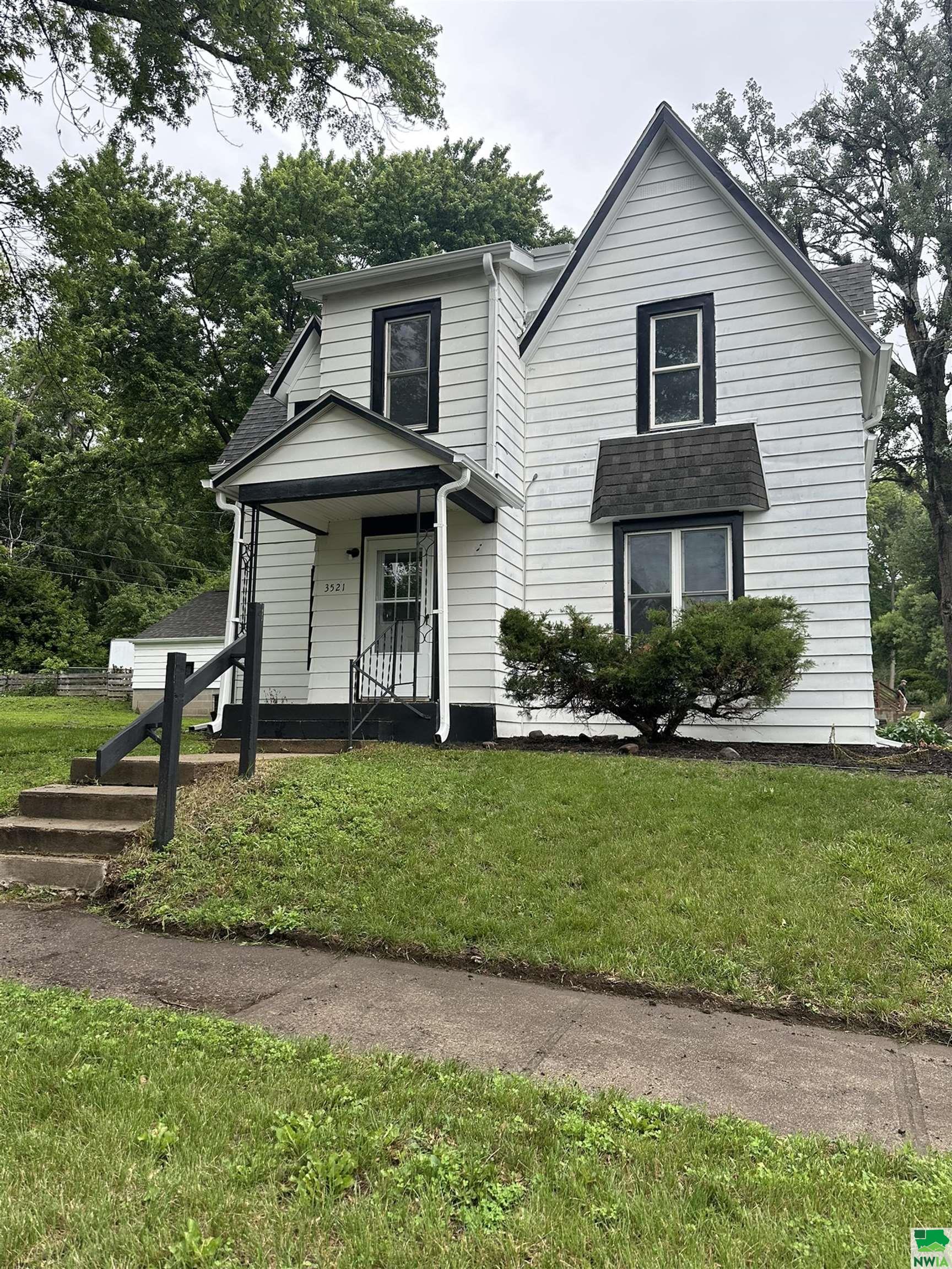 3521 42nd St, Sioux City, IA 51108 