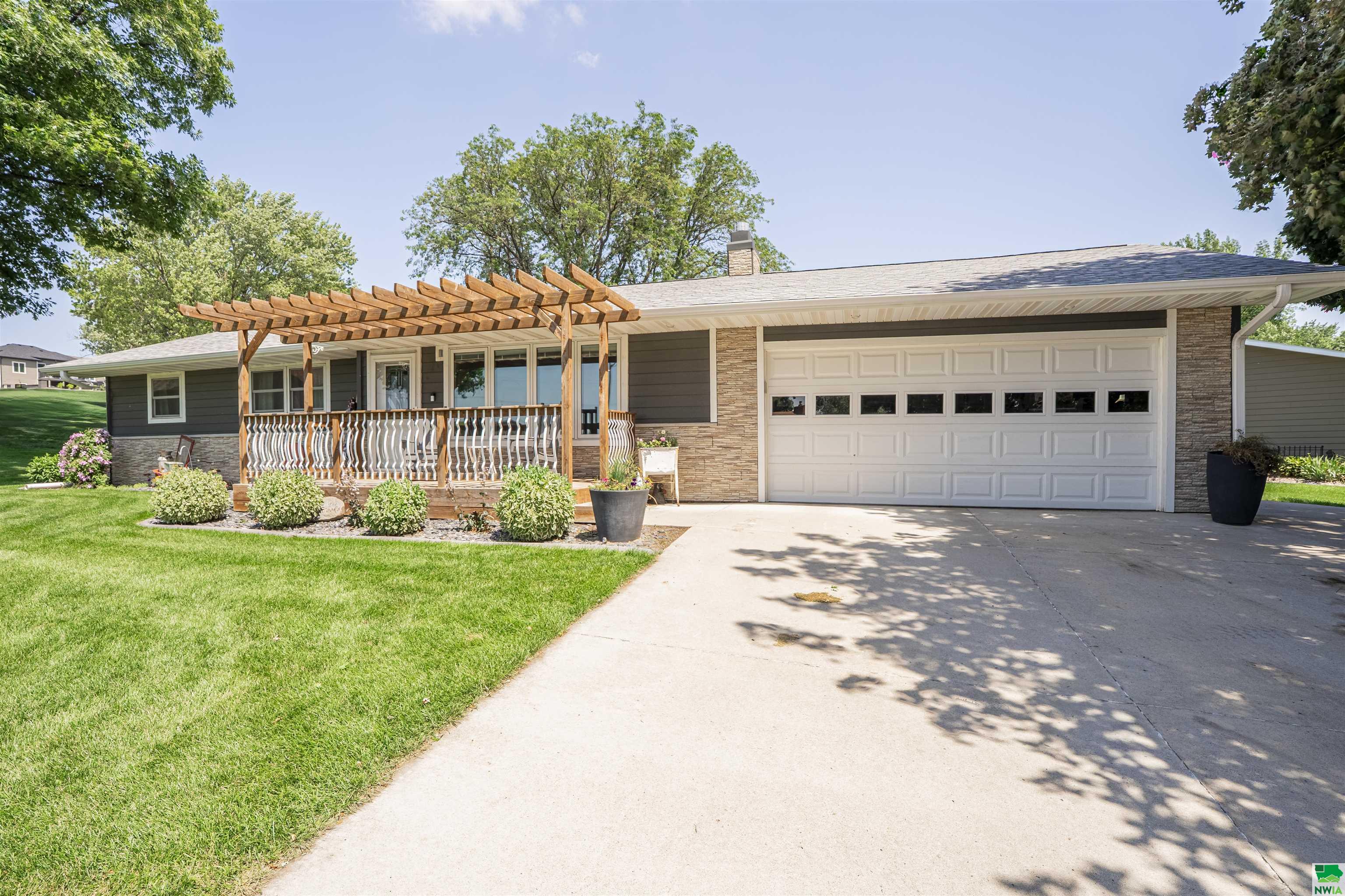 611 Gemini Rd., Hinton, IA 51024 