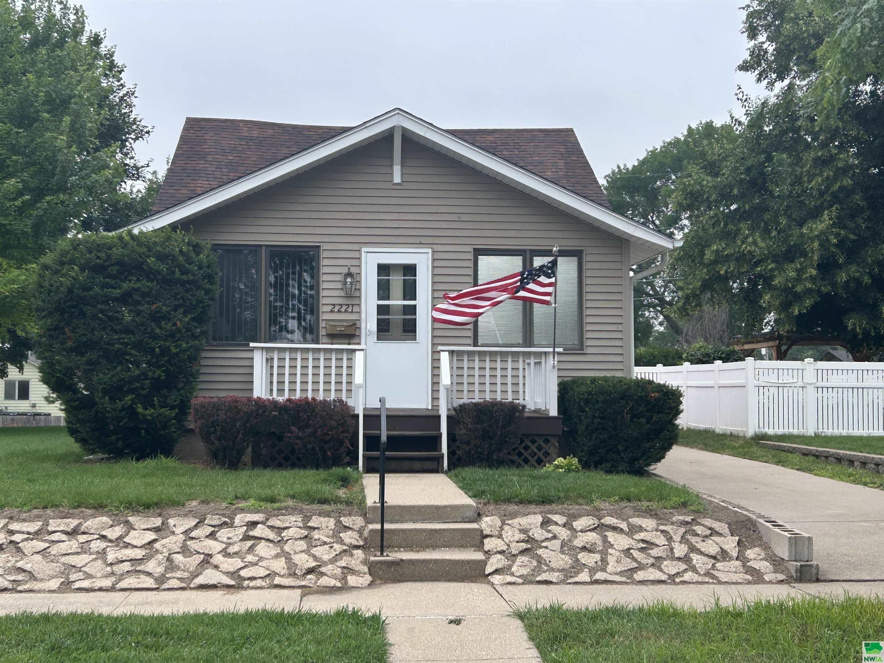 2221 Fairbanks St., Sioux City, IA 51109 