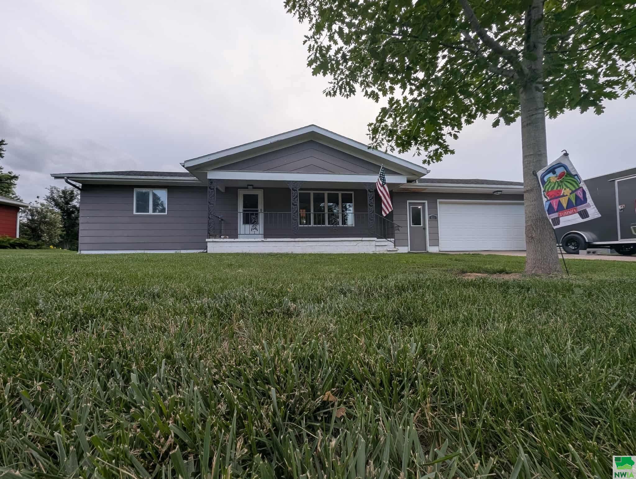 821 Country Club Dr., Akron, IA 51001 