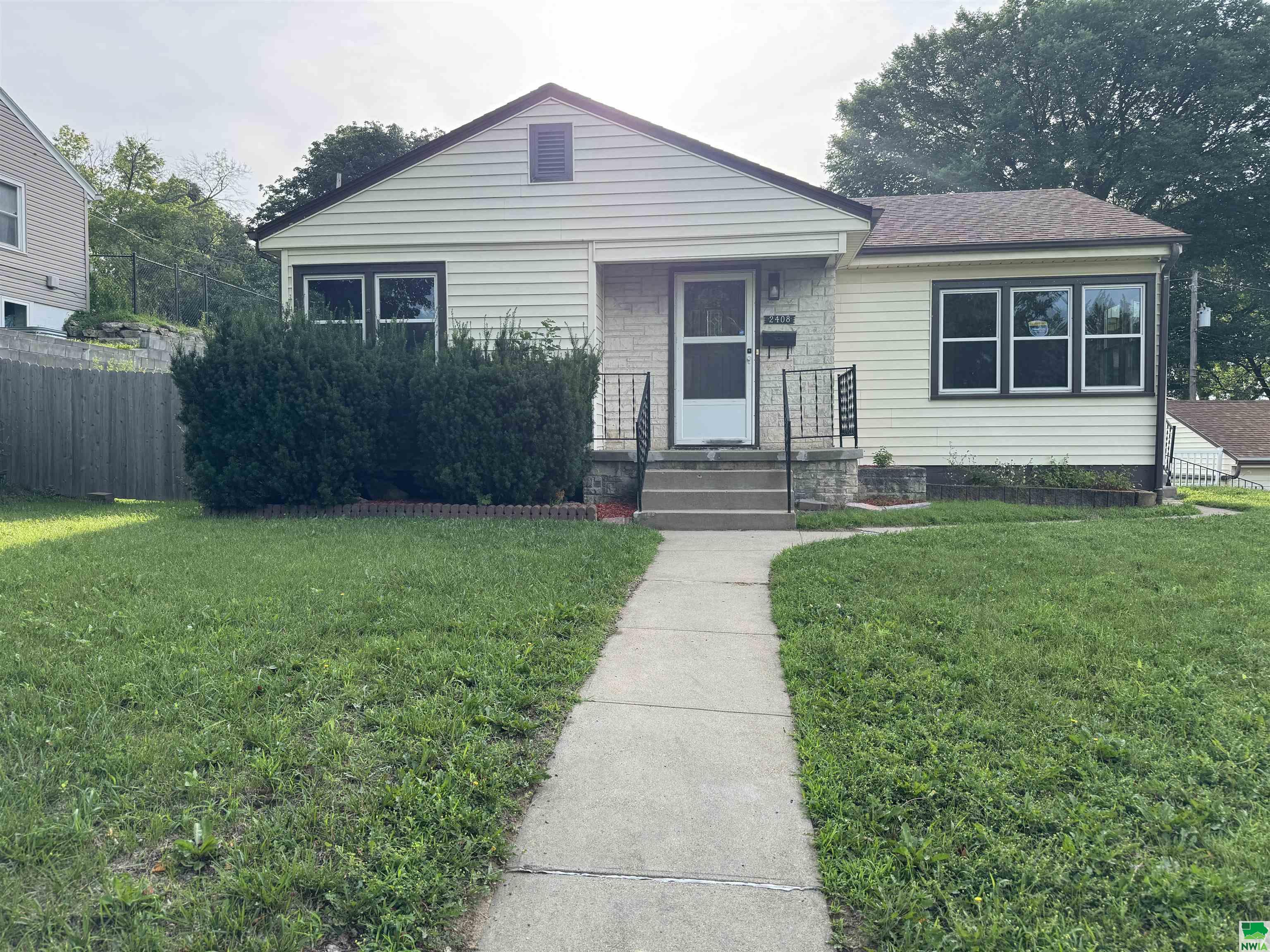 2408 ALLAN ST, Sioux City, IA 51103 
