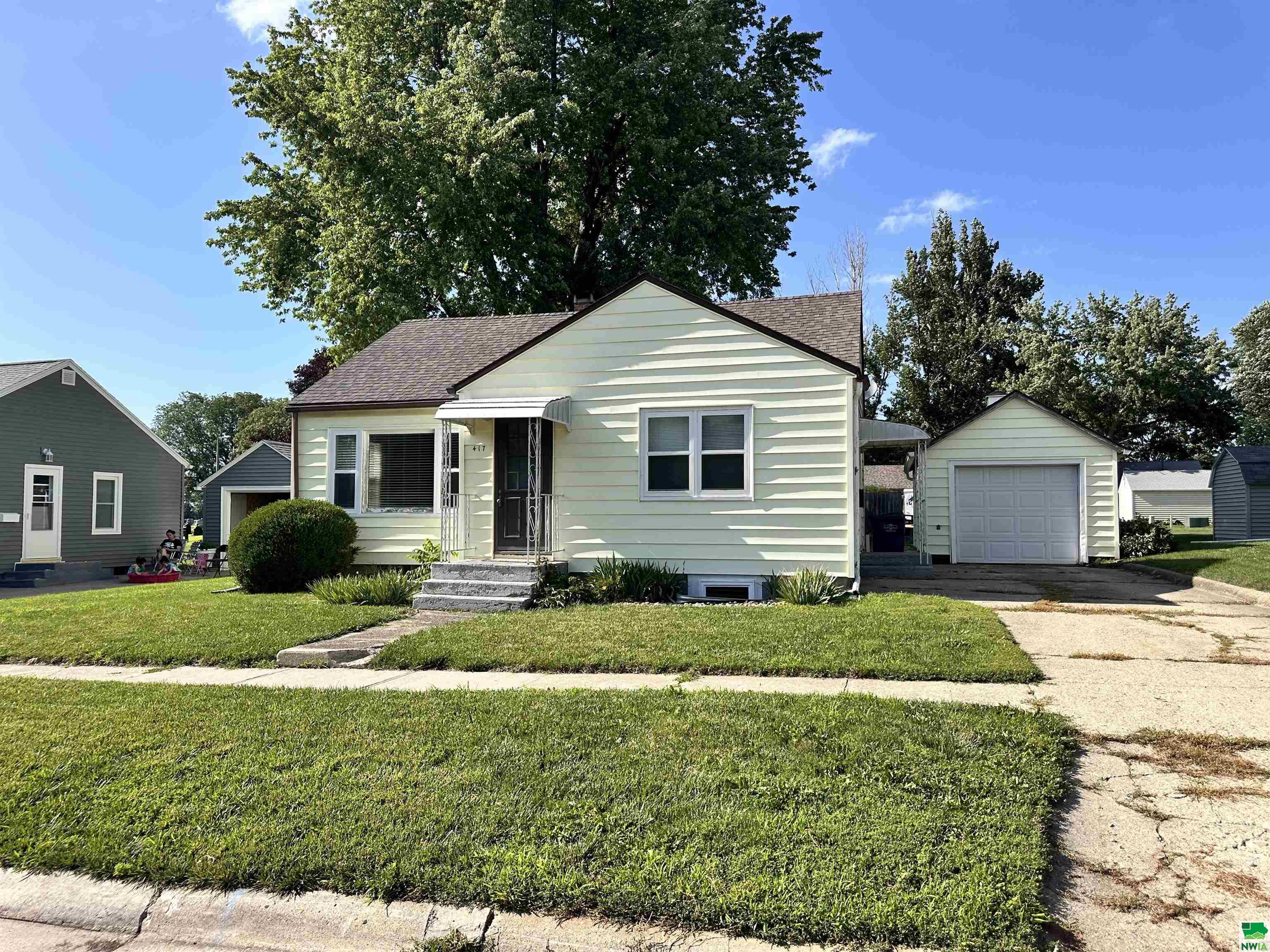 417 4th Street NW, Orange City, IA 51041 