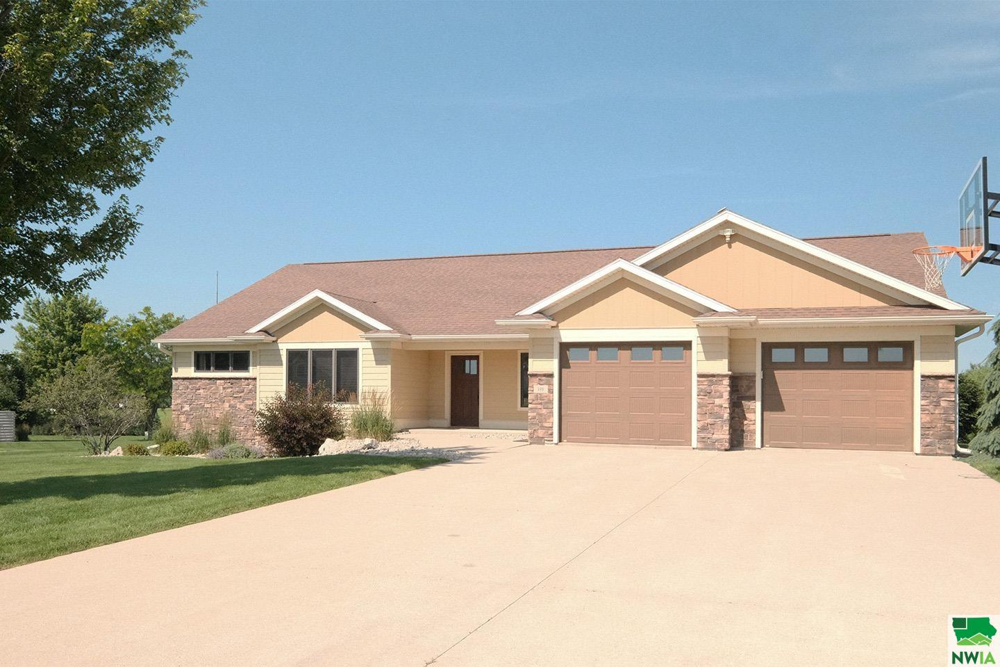 999 Sunrise Trail, Sioux Center, IA 51250 