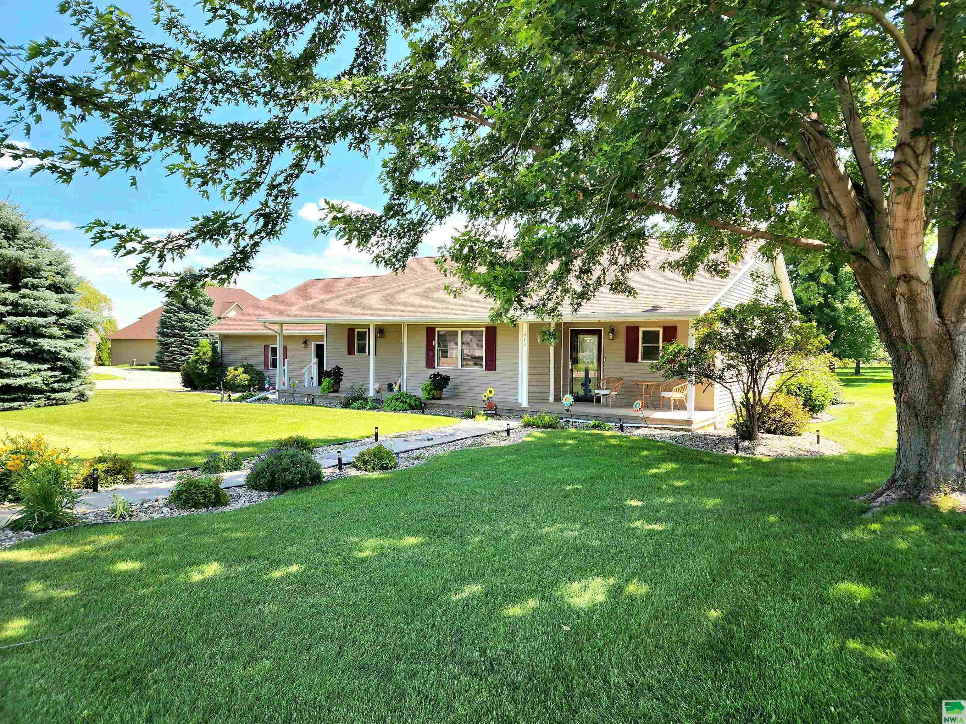 472 14th St. SE, Sioux Center, IA 51250 