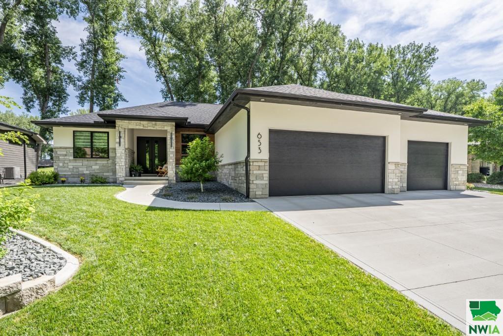653 Sawgrass Trl E, Dakota Dunes, SD 57049 