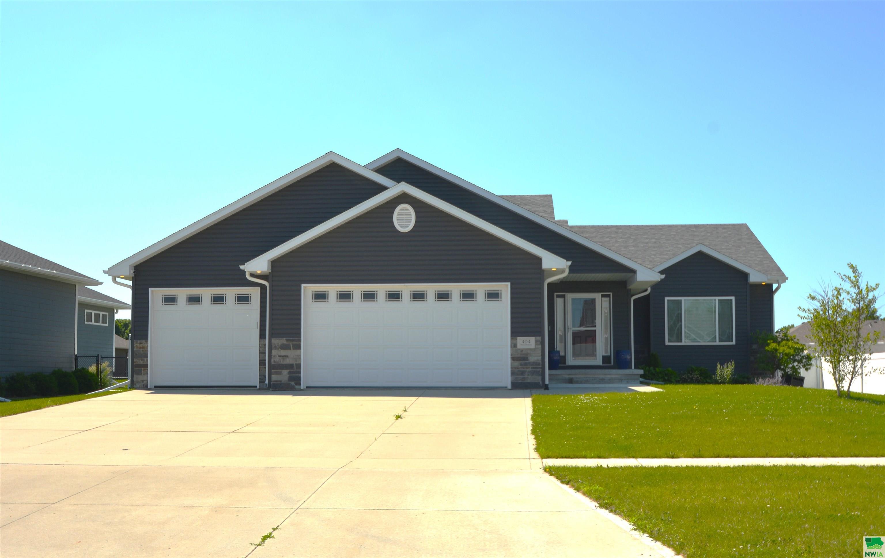 404 Wood Meadows Dr, Sergeant Bluff, IA 51054 