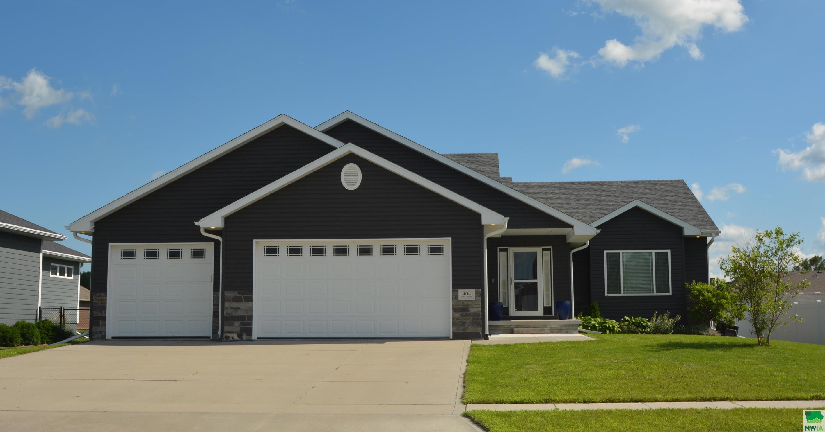 404 Wood Meadows Dr, Sergeant Bluff, IA 51054 