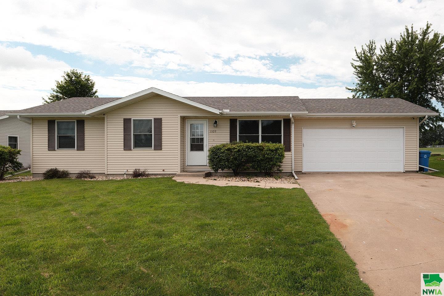 1109 12th Street NE, Sioux Center, IA 51250 