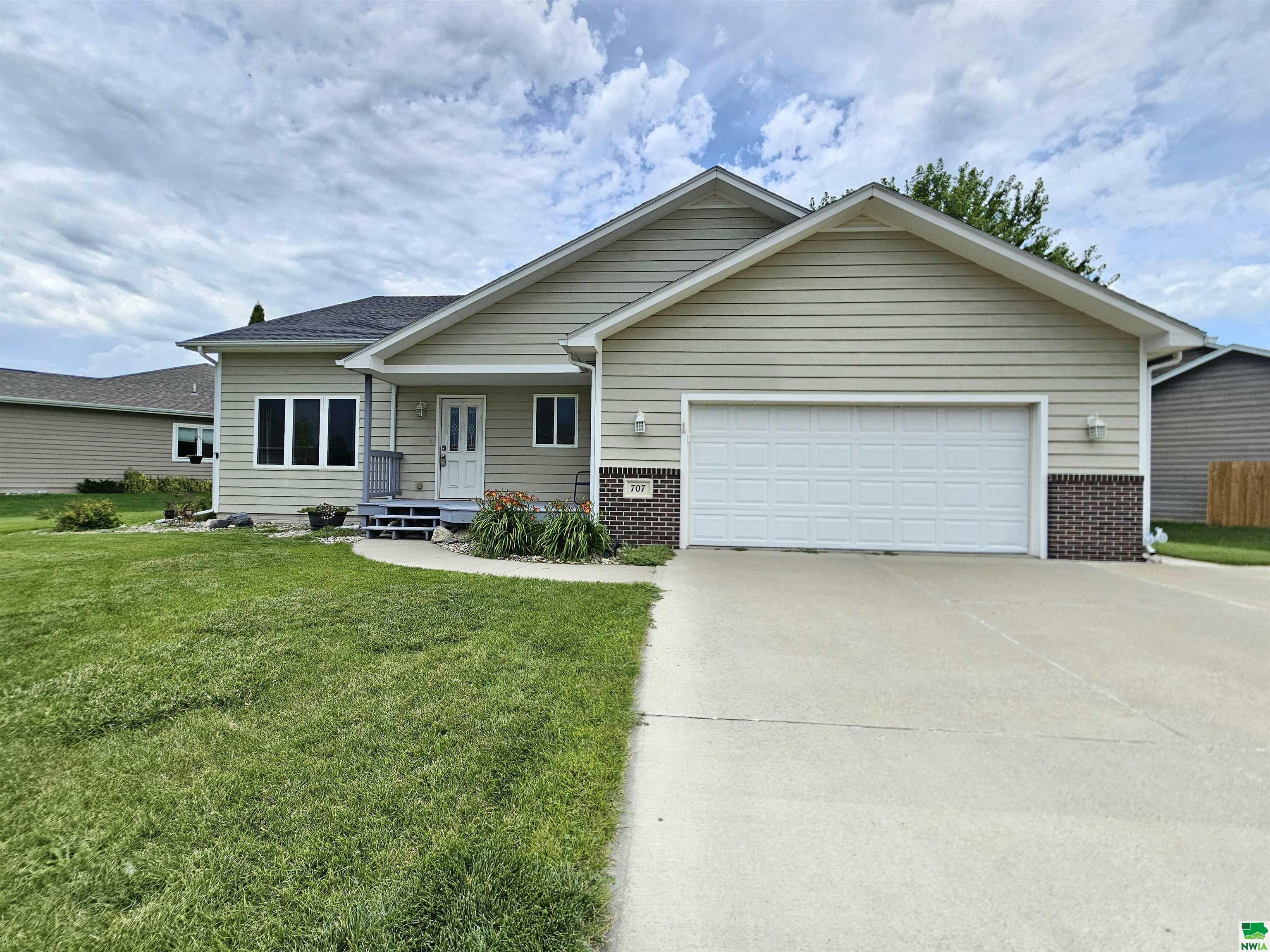 707 Prairie Blvd, Dakota Dunes, SD 57049 
