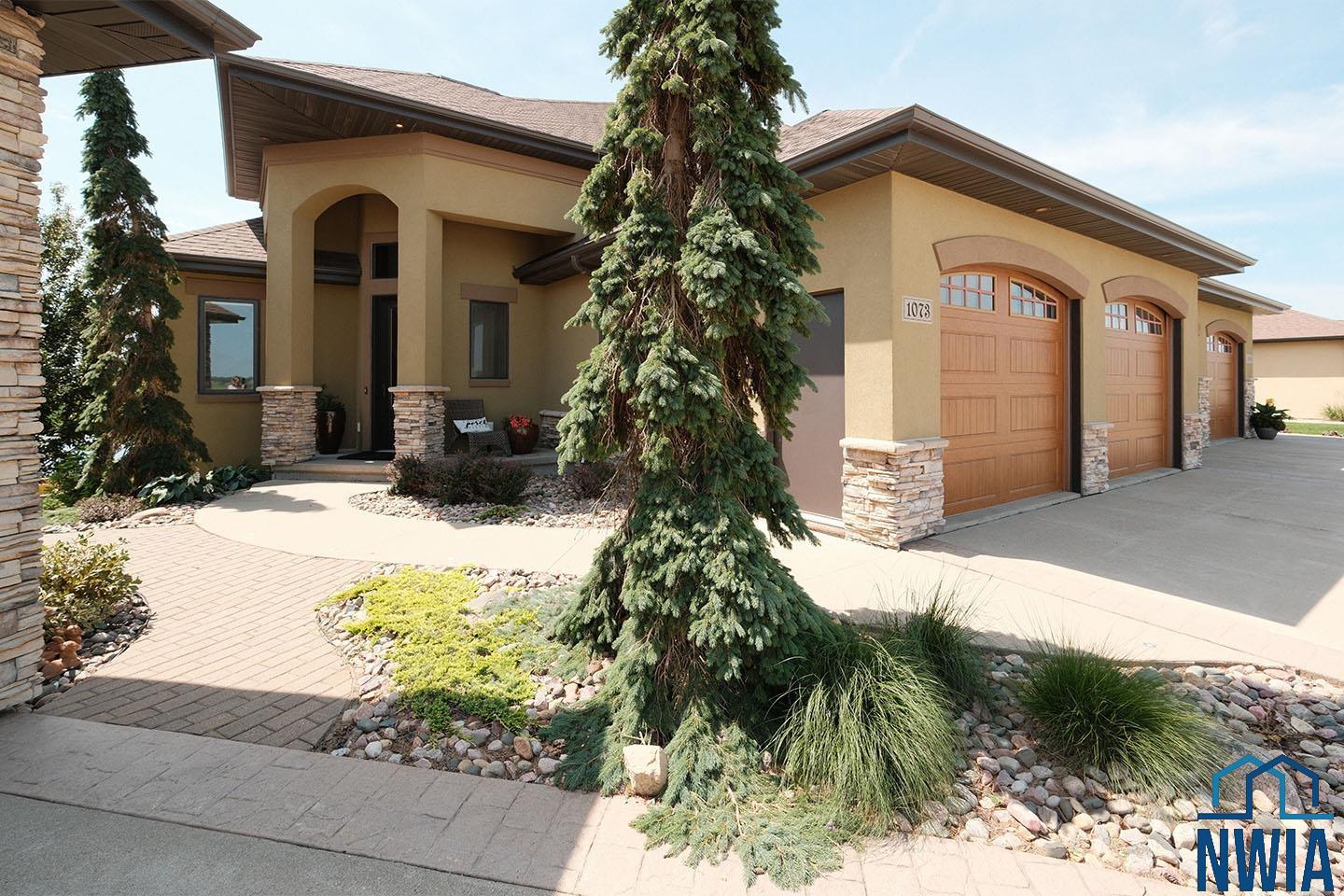 1073 Teres View Drive, Sioux Center, IA 51250 