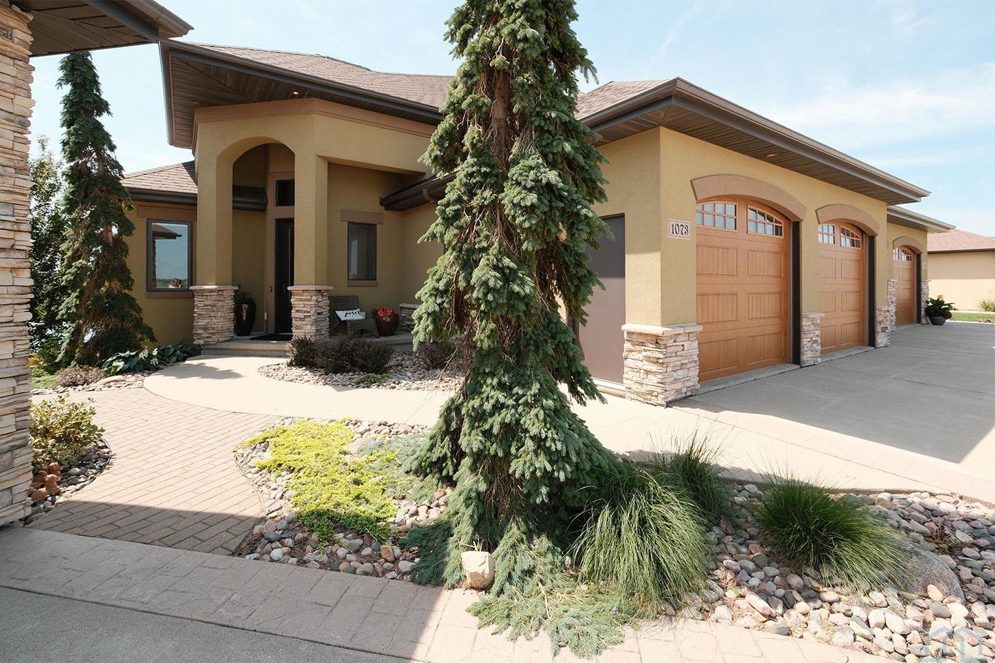 1073 Teres View Drive, Sioux Center, IA 51250 