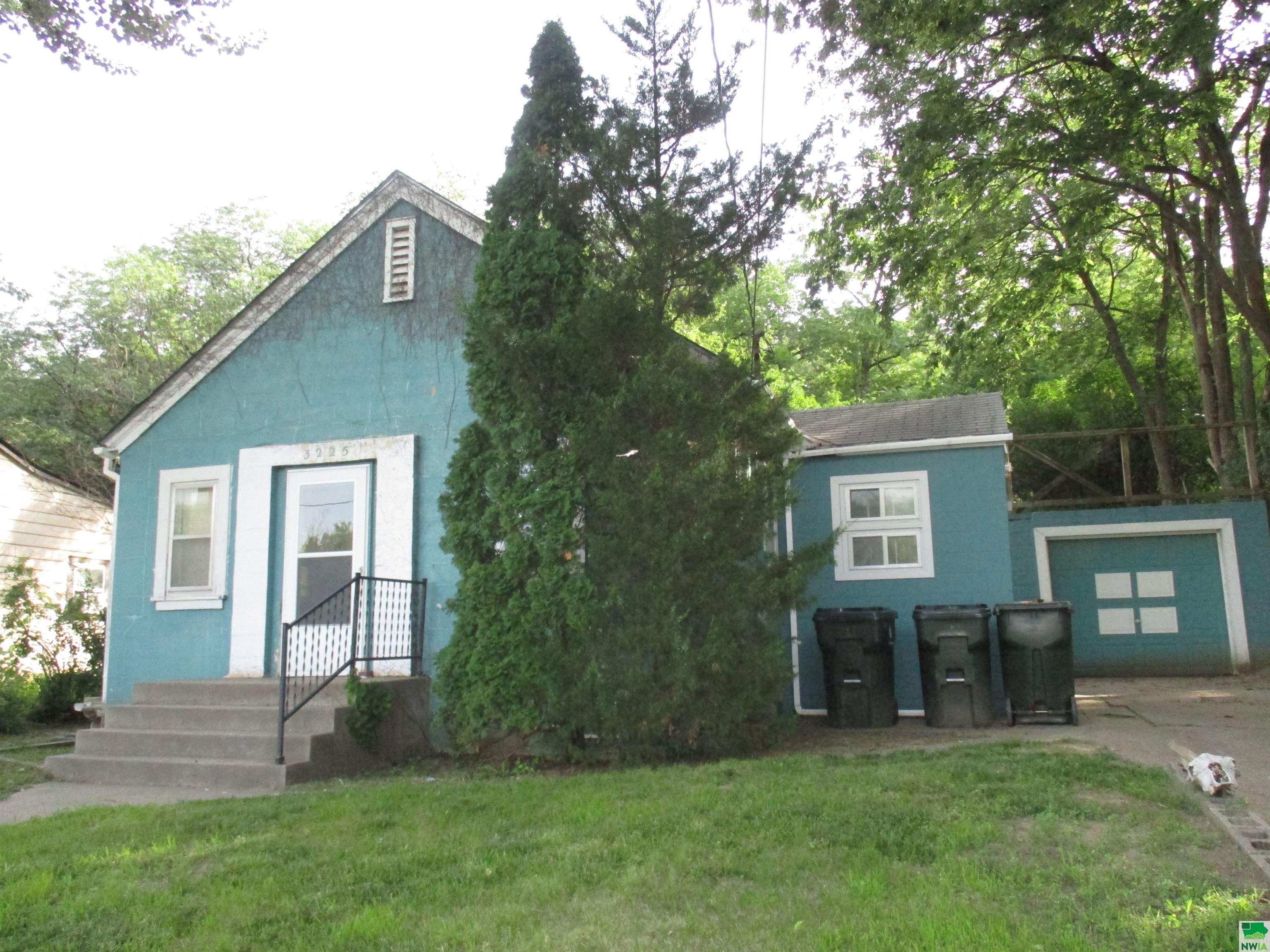 3225 Athlone Ave, Sioux City, IA 51105 