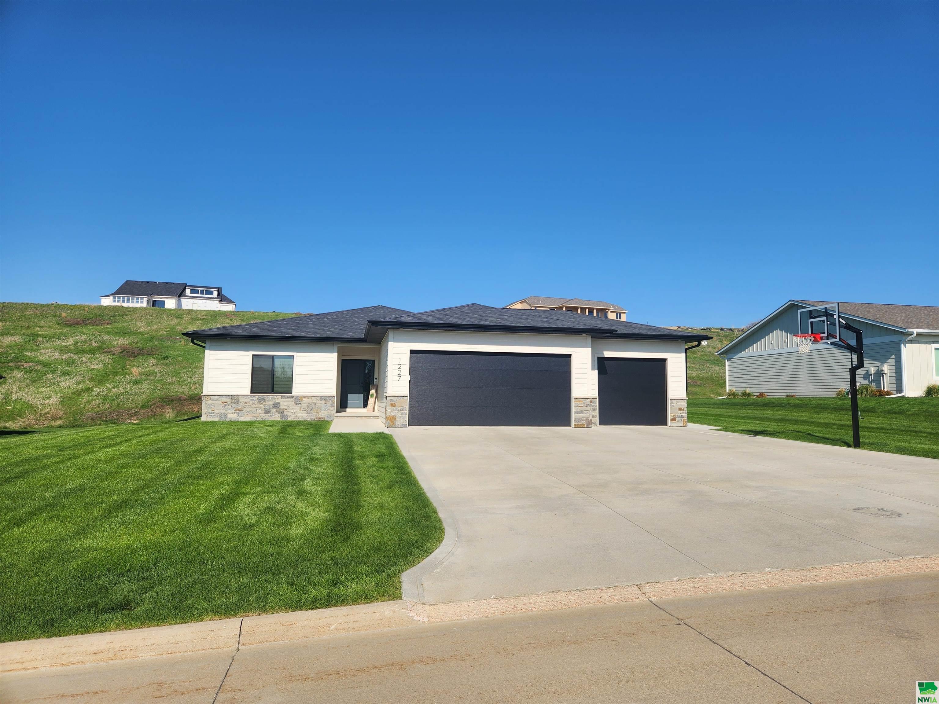 1227 BLACKHAWK CT, Hinton, IA 51024 