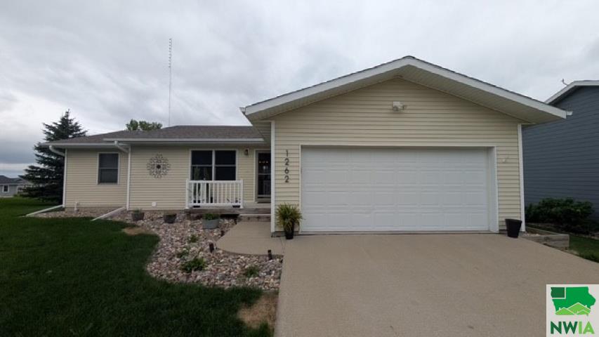 1262 10TH AVENUE CIR NE, Sioux Center, IA 51250 
