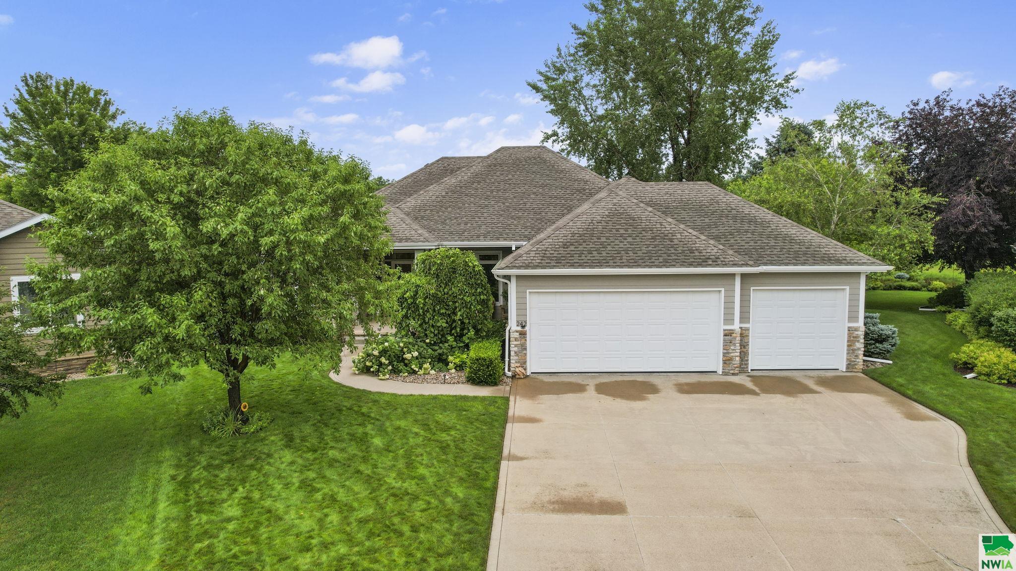 242 SAWGRASS TRL E, Dakota Dunes, SD 57049 