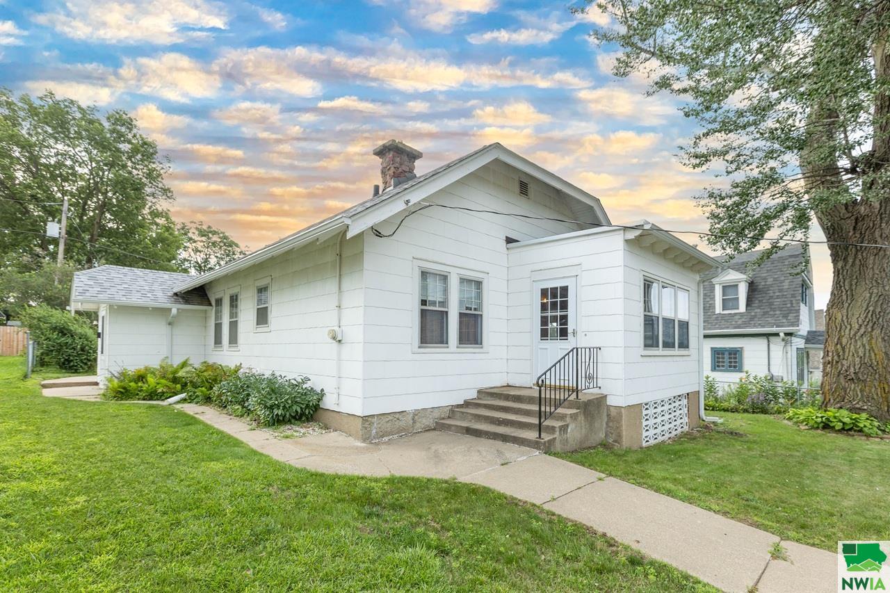 2028 Cleveland Street S, Sioux City, IA 51106 